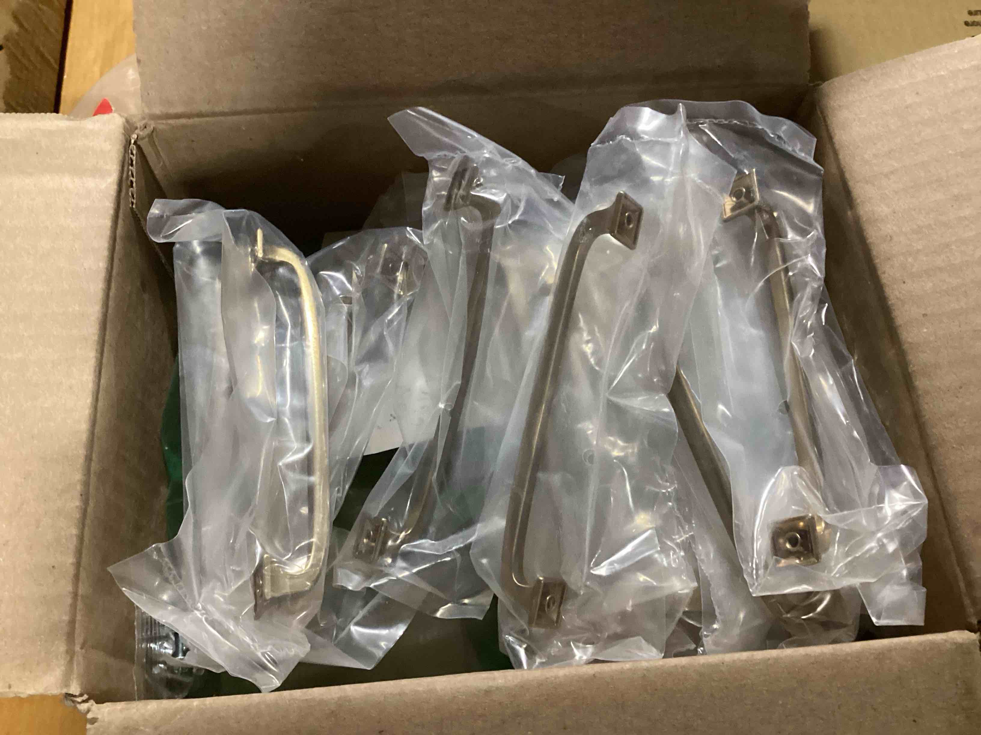 https://s3.amazonaws.com/lotting-images-prod/bidfta/RED6165803_1727457693868.jpeg