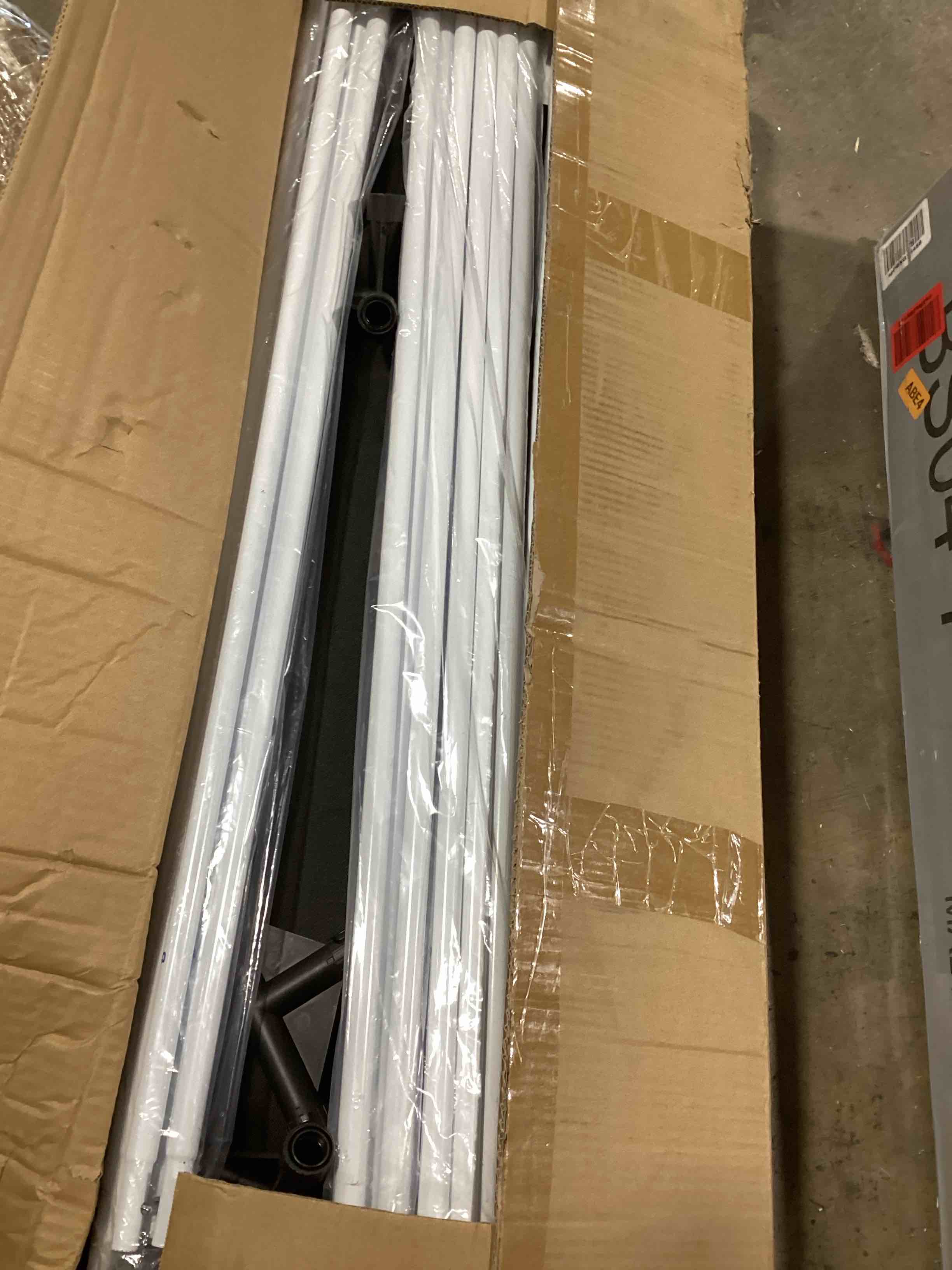 https://s3.amazonaws.com/lotting-images-prod/bidfta/RED6166691_1729172725276.jpeg
