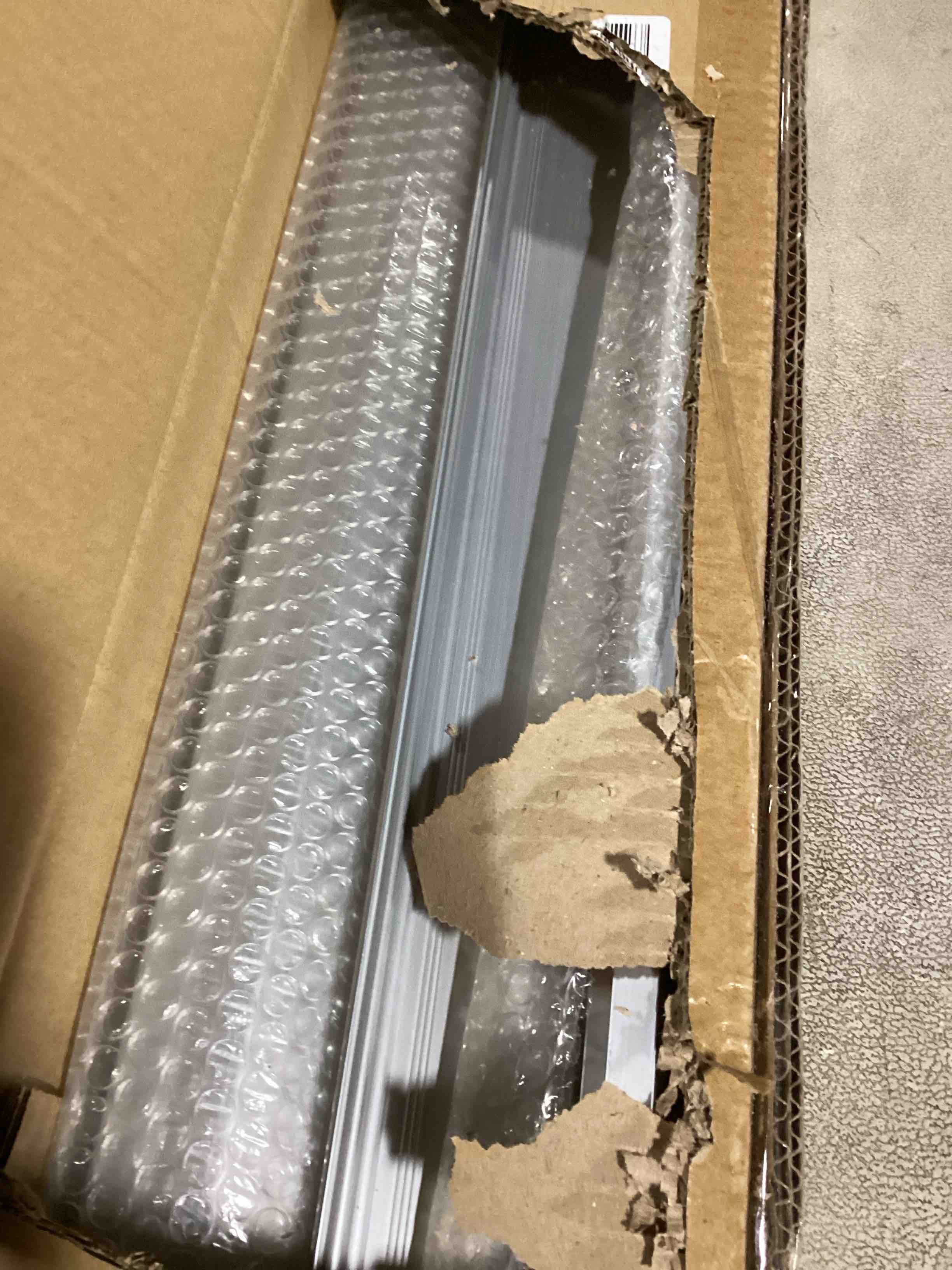 https://s3.amazonaws.com/lotting-images-prod/bidfta/RED6166719_1729177366342.jpeg