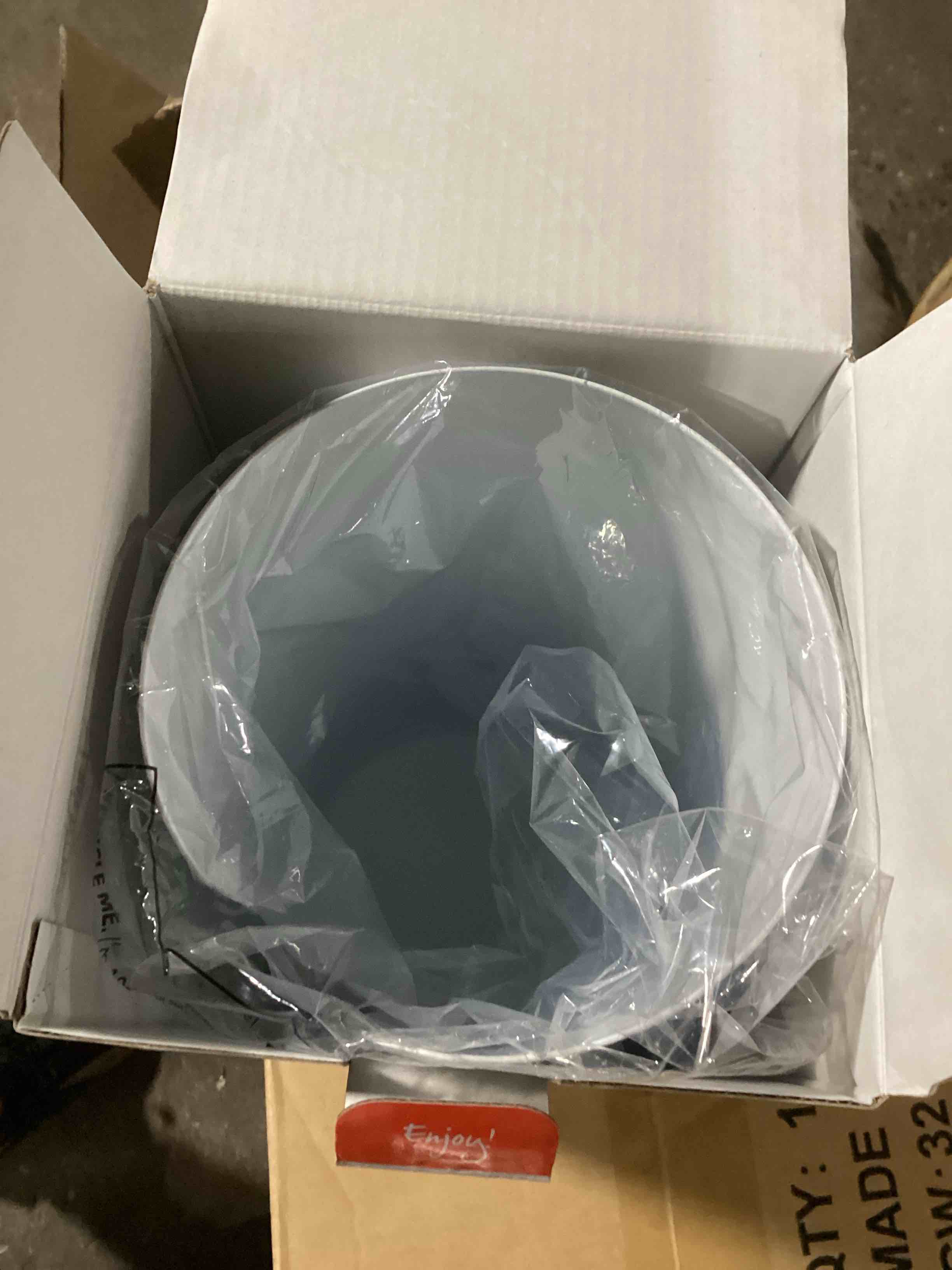 https://s3.amazonaws.com/lotting-images-prod/bidfta/RED6167621_1727876060324.jpeg