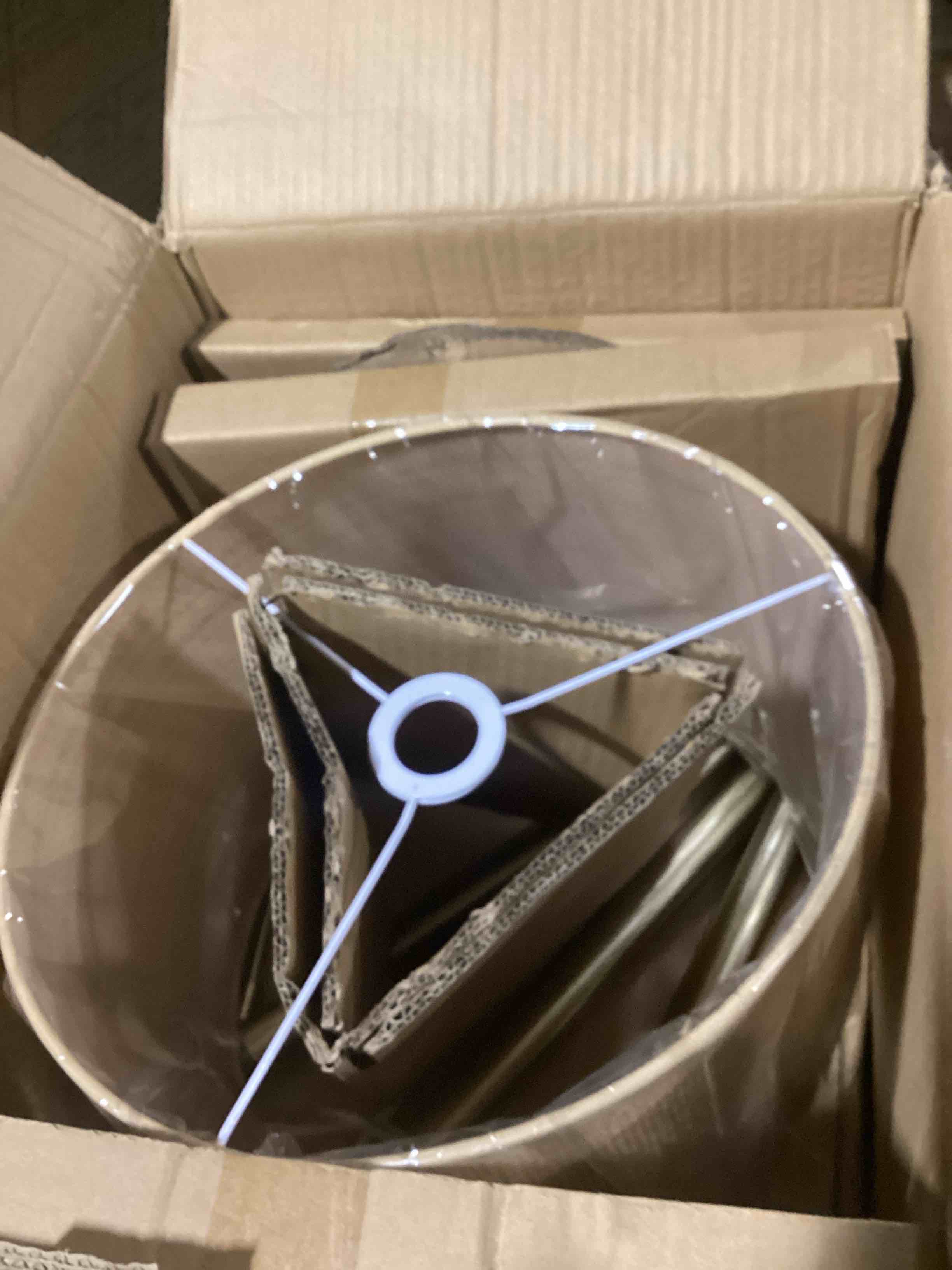 https://s3.amazonaws.com/lotting-images-prod/bidfta/RED6168523_1727110798392.jpeg