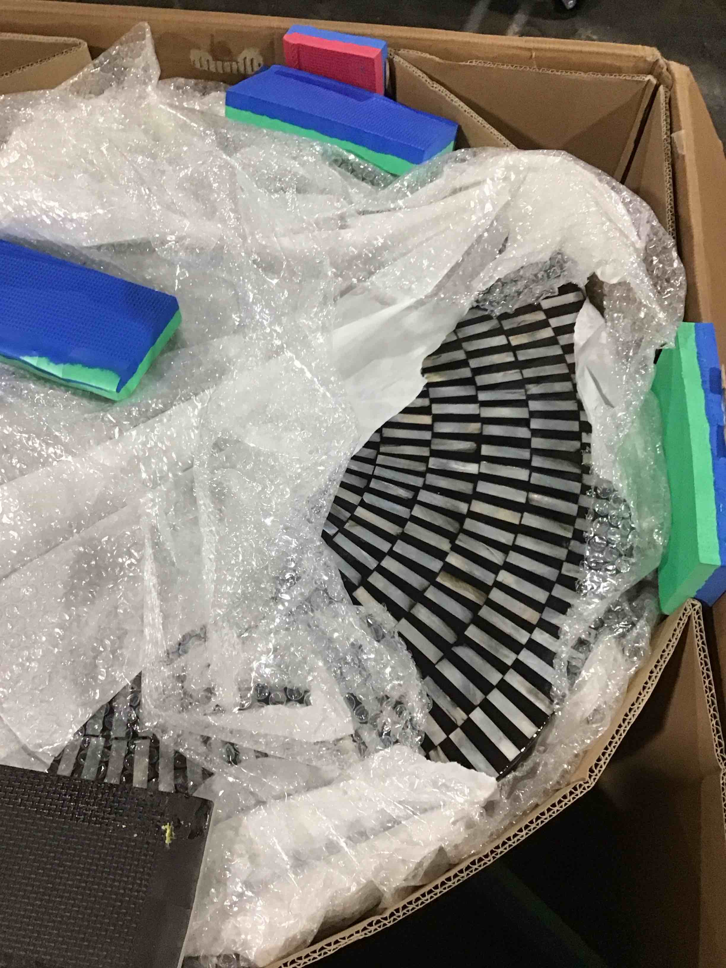 https://s3.amazonaws.com/lotting-images-prod/bidfta/RED6168570_1727121137617.jpeg