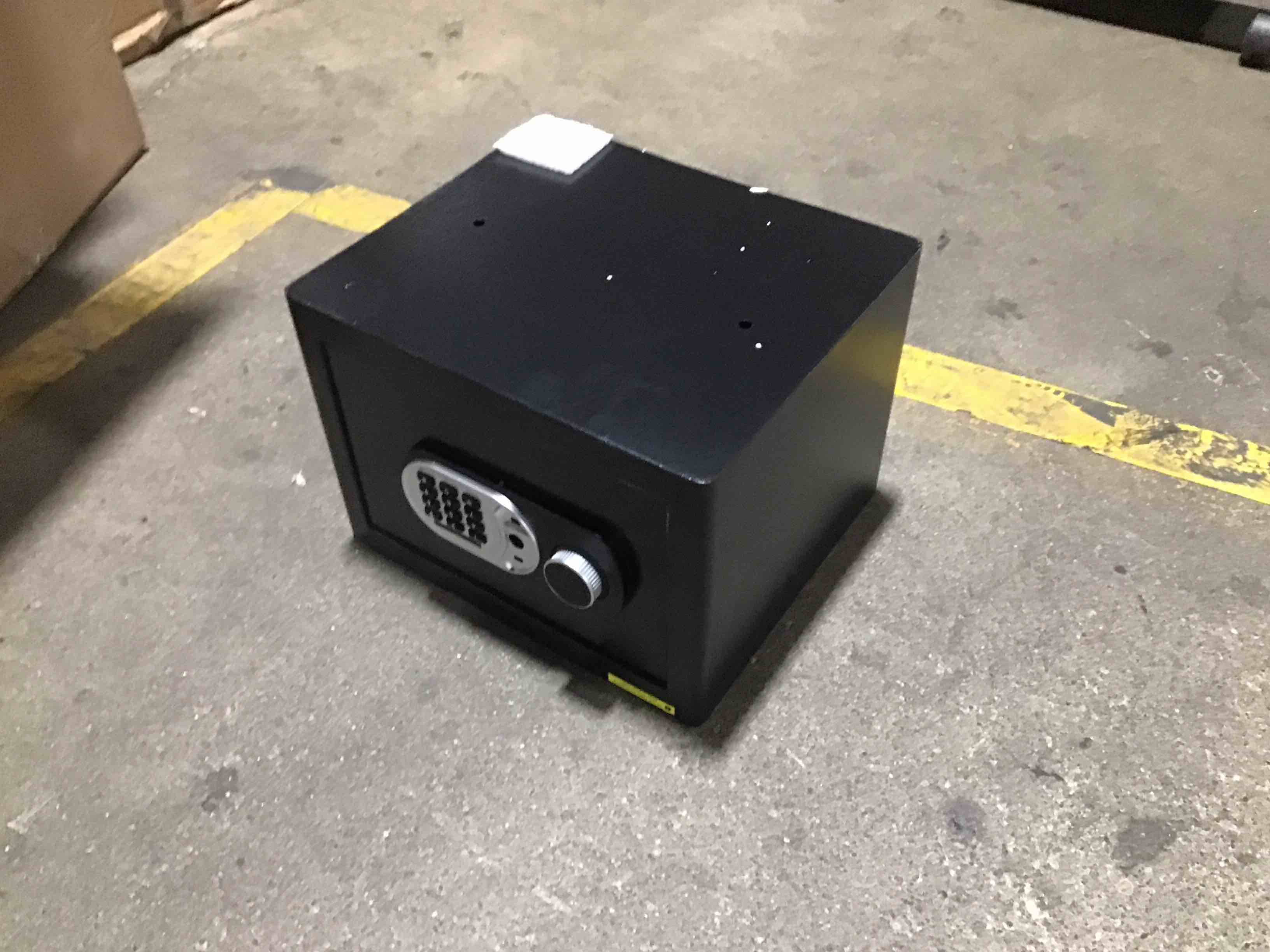 https://s3.amazonaws.com/lotting-images-prod/bidfta/RED6170812_1729175221630.jpeg
