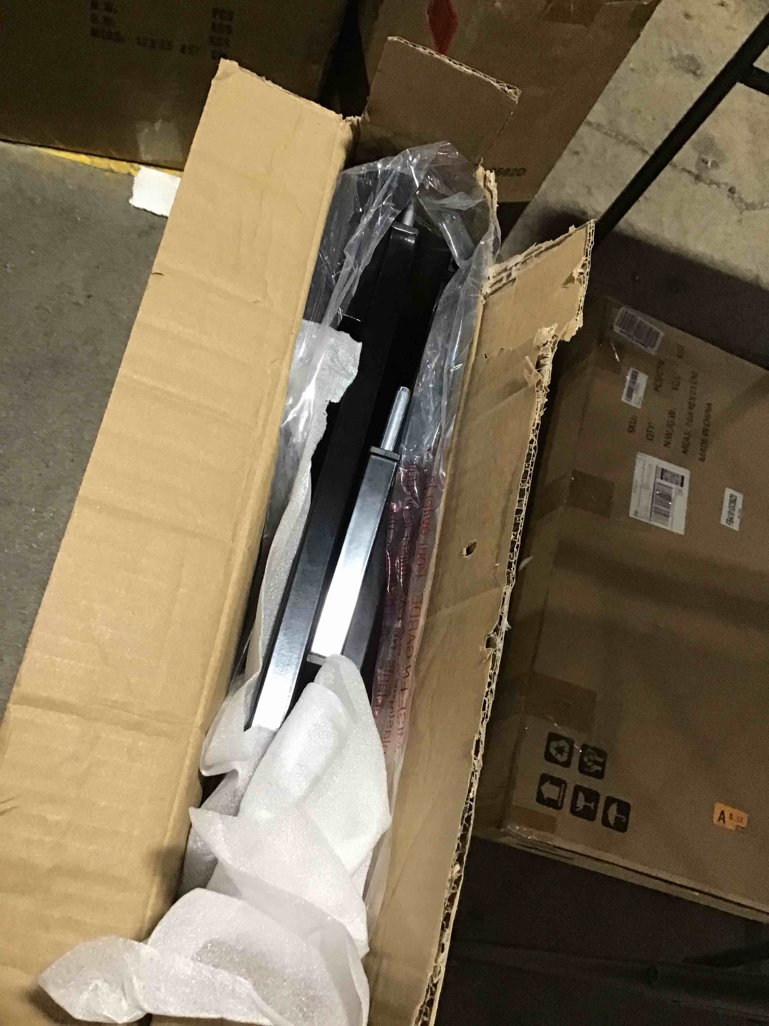 https://s3.amazonaws.com/lotting-images-prod/bidfta/RED6170826_1729177167905.jpeg
