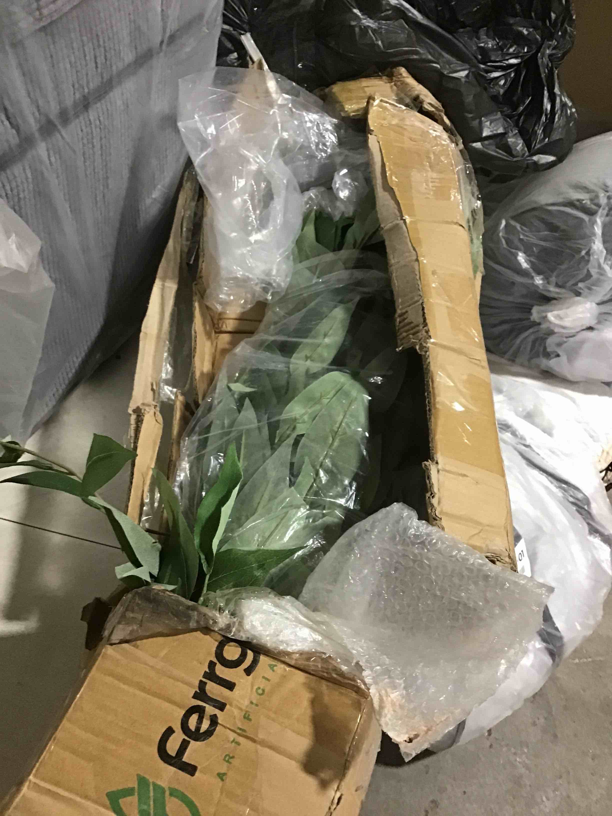 https://s3.amazonaws.com/lotting-images-prod/bidfta/RED6171226_1729864078520.jpeg