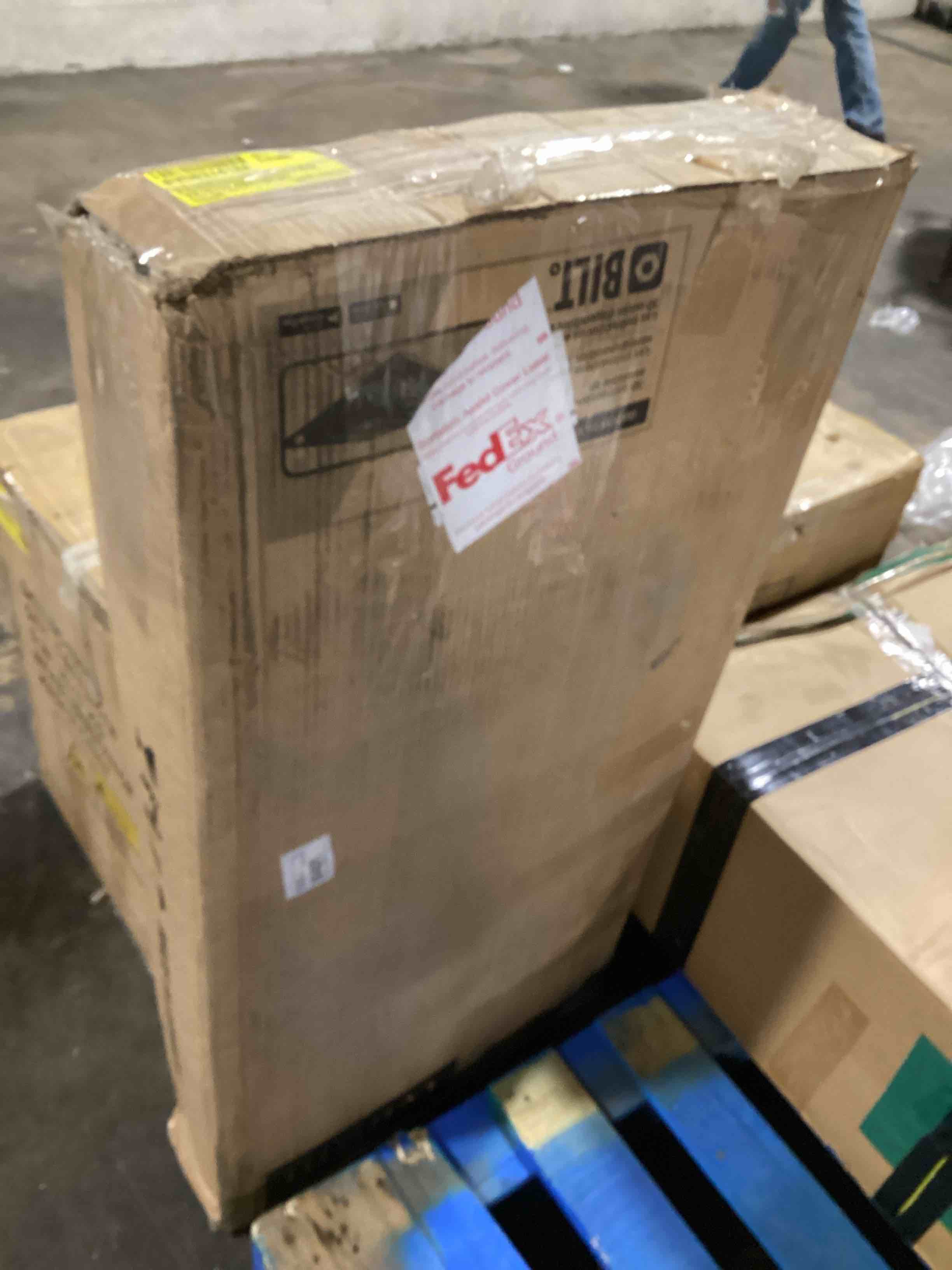 https://s3.amazonaws.com/lotting-images-prod/bidfta/RED6173639_1727873643738.jpeg