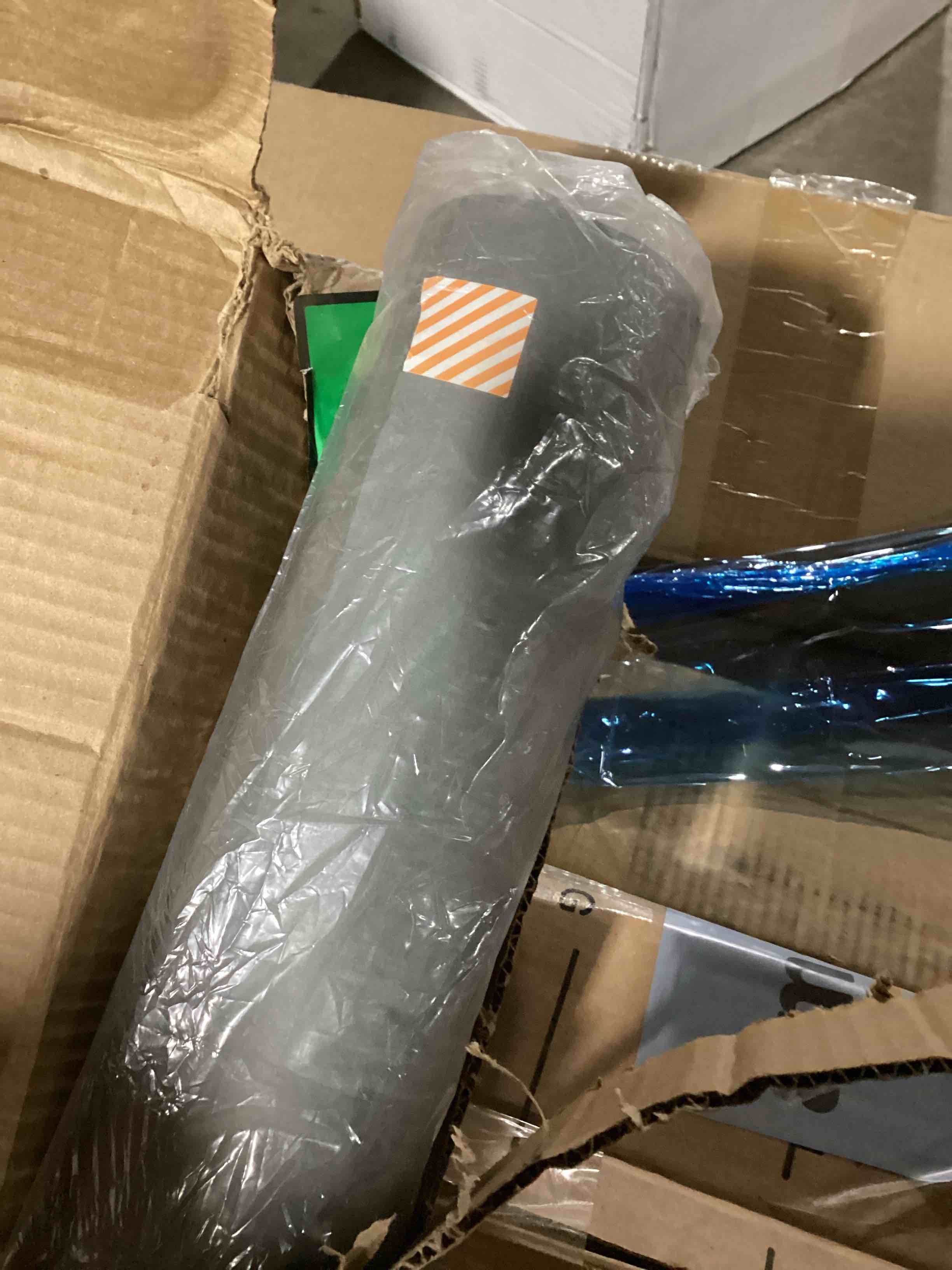 https://s3.amazonaws.com/lotting-images-prod/bidfta/RED6177715_1727812111500.jpeg