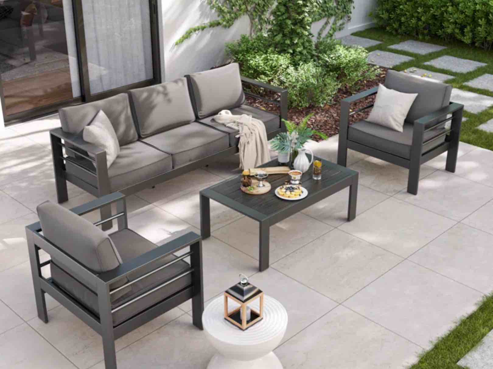 5 - Person Outdoor Seating Group with Cushions/ incomplete 