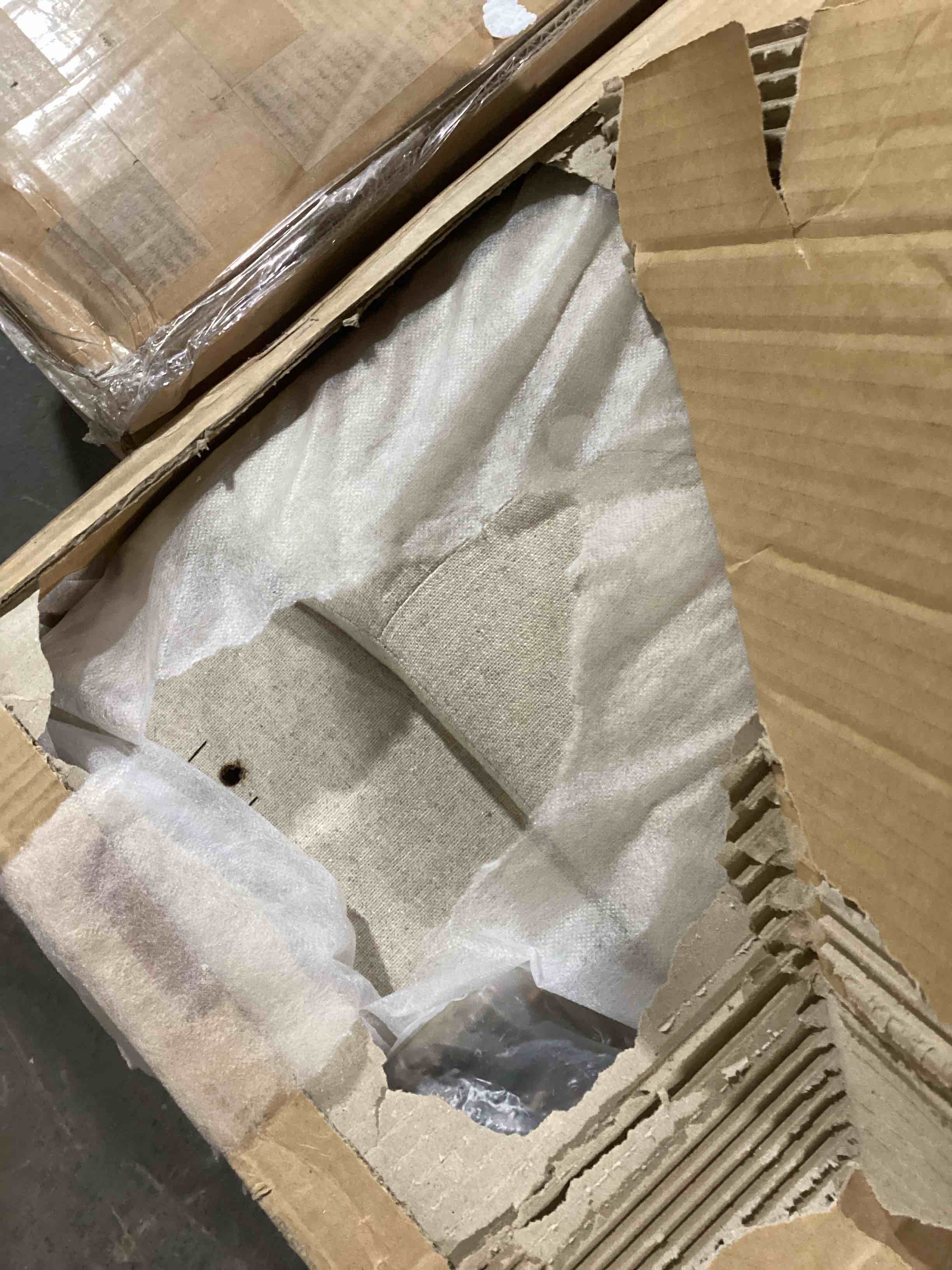 https://s3.amazonaws.com/lotting-images-prod/bidfta/RED6178297_1728498890749.jpeg
