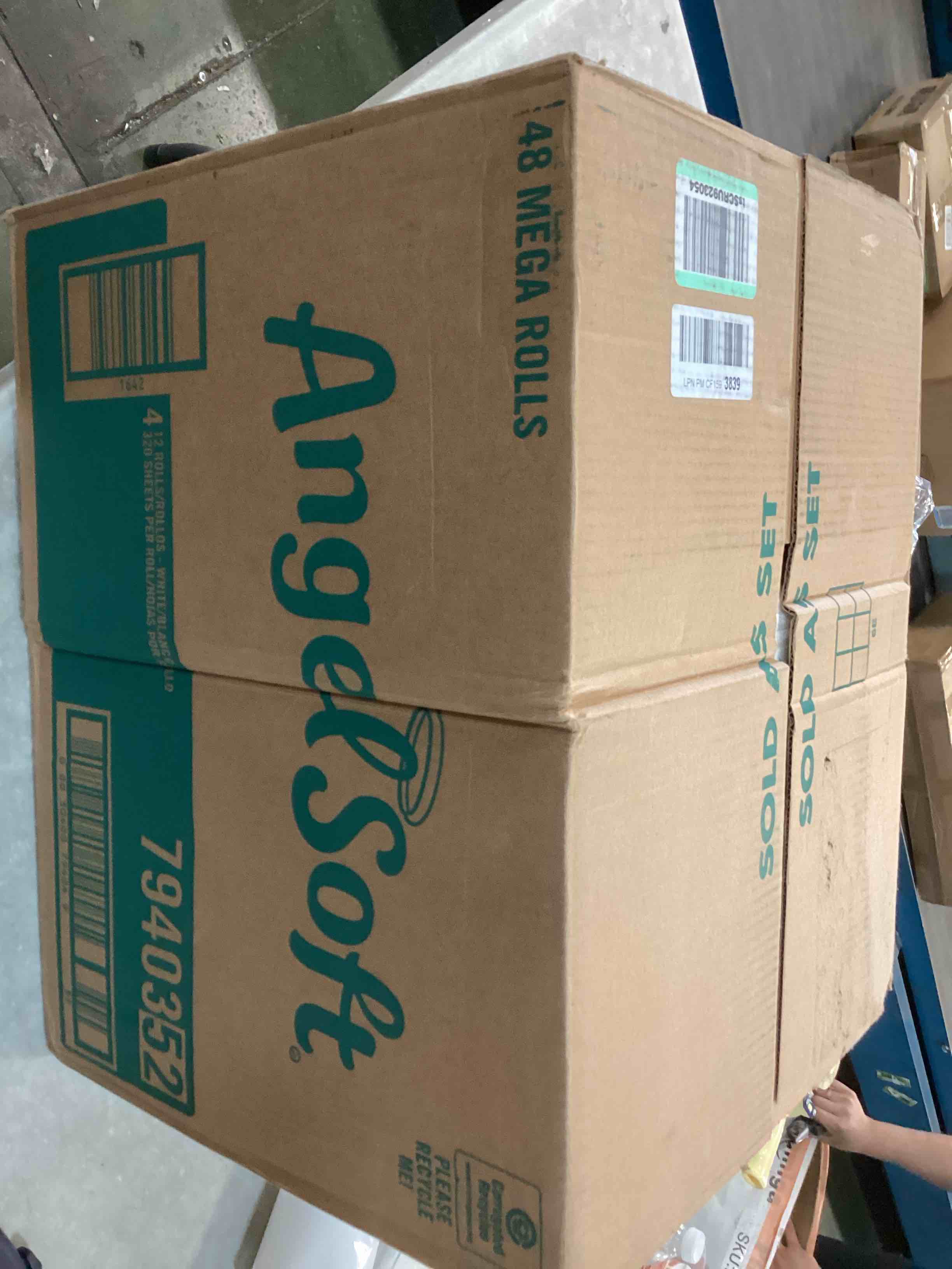 https://s3.amazonaws.com/lotting-images-prod/bidfta/RED6183966_1713279088434.jpeg