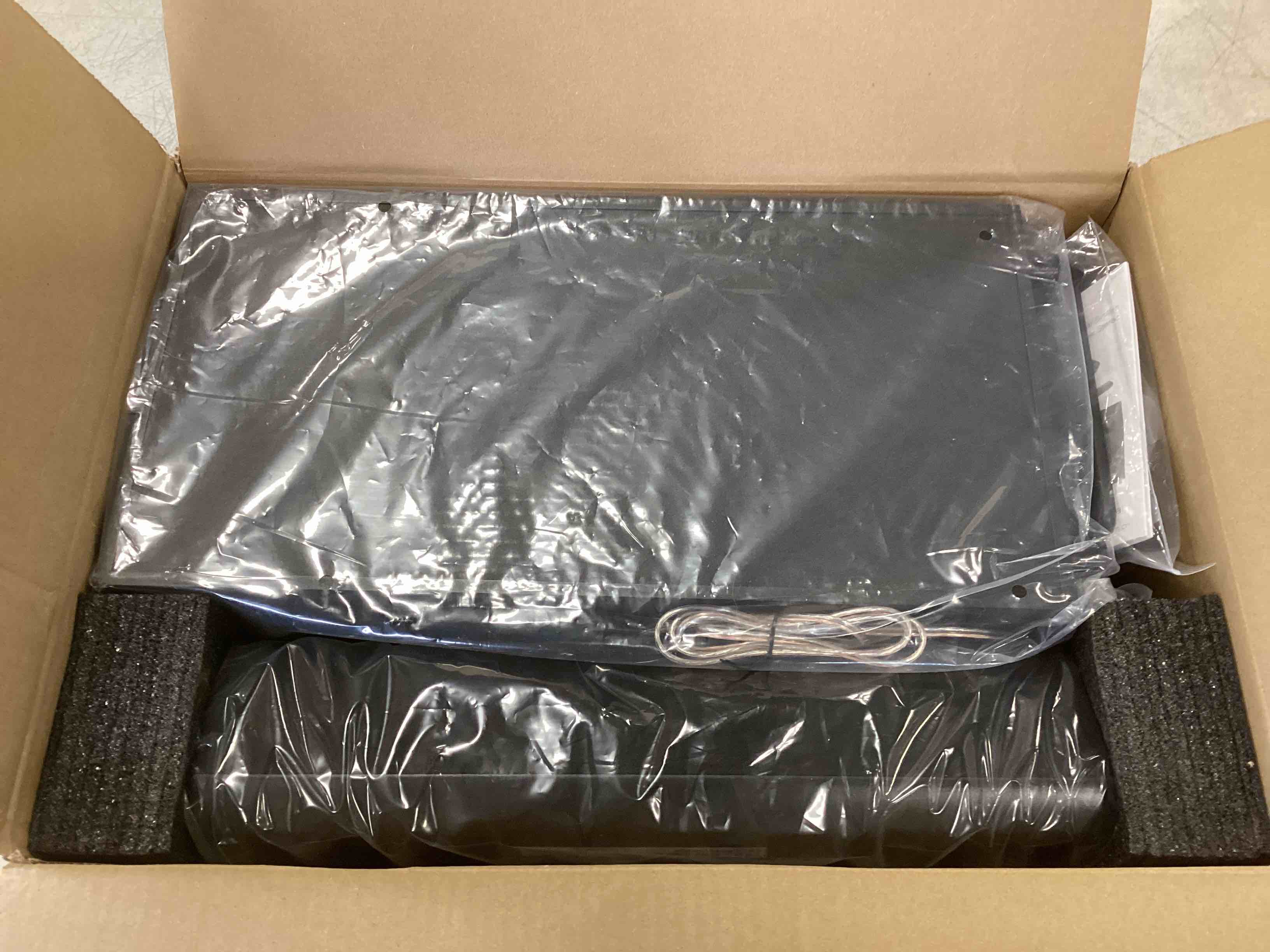 https://s3.amazonaws.com/lotting-images-prod/bidfta/RED6186280_1713382216966.jpeg