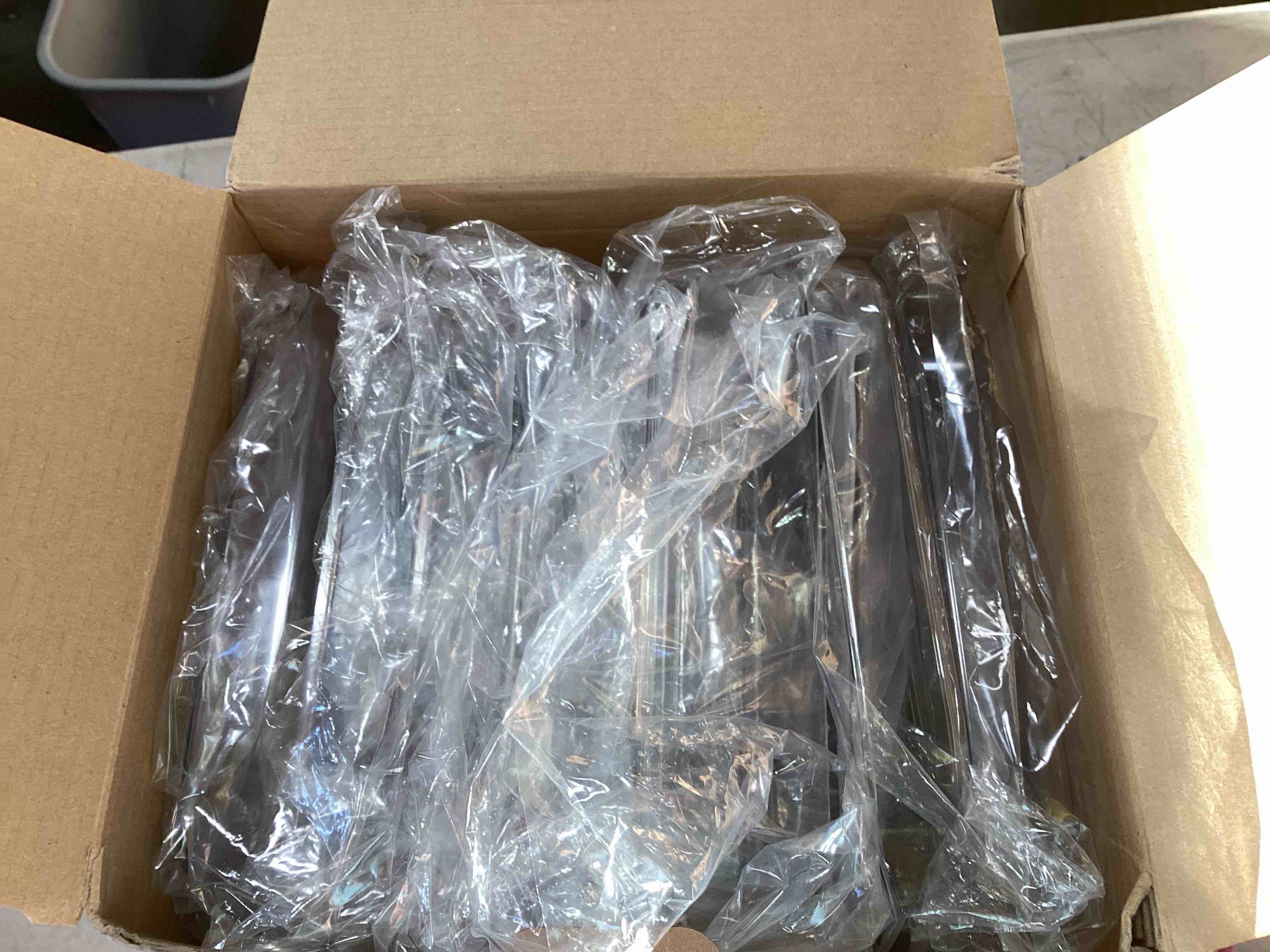 https://s3.amazonaws.com/lotting-images-prod/bidfta/RED6186359_1713440371389.jpeg