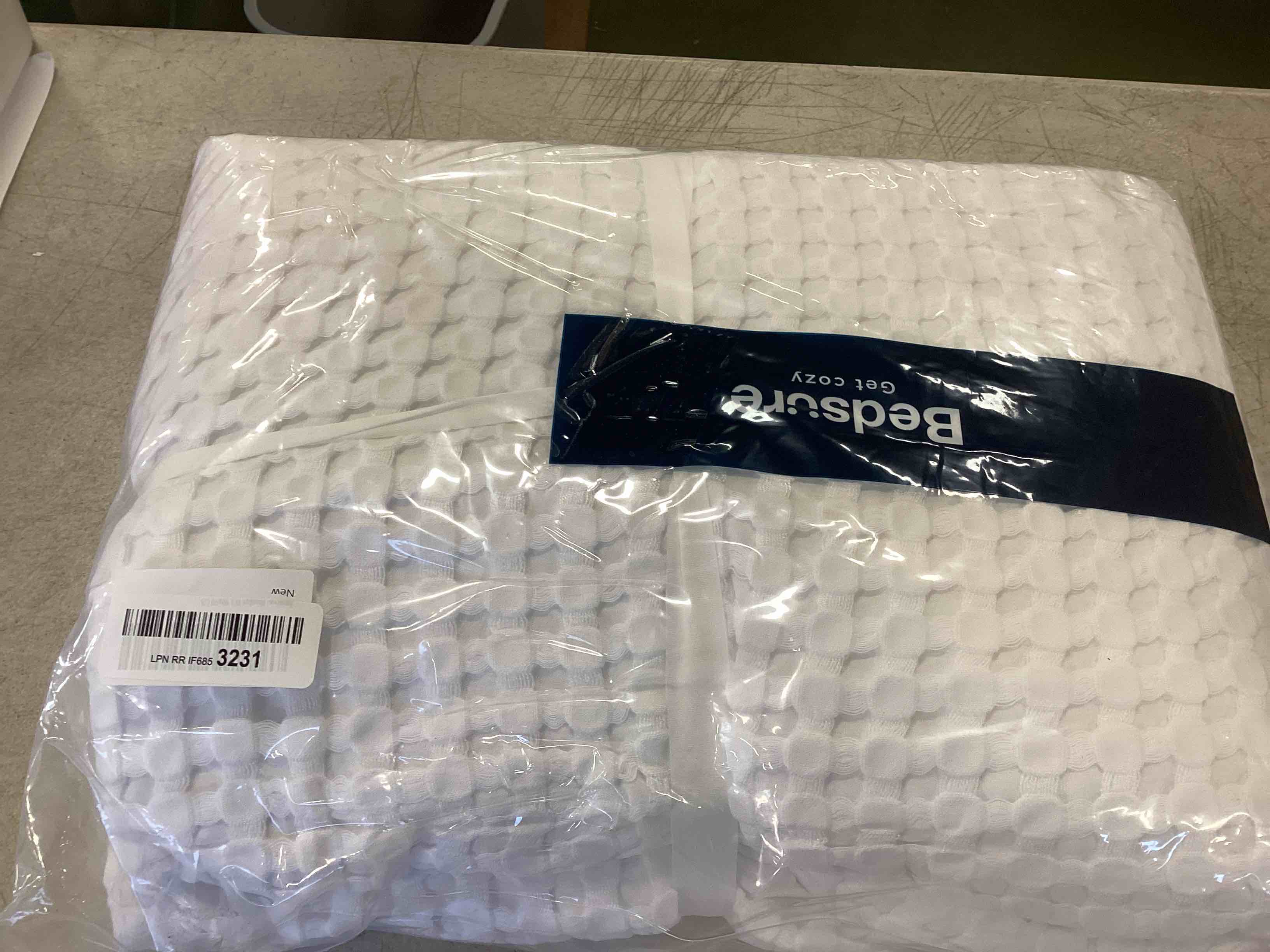 https://s3.amazonaws.com/lotting-images-prod/bidfta/RED6186383_1713442354864.jpeg
