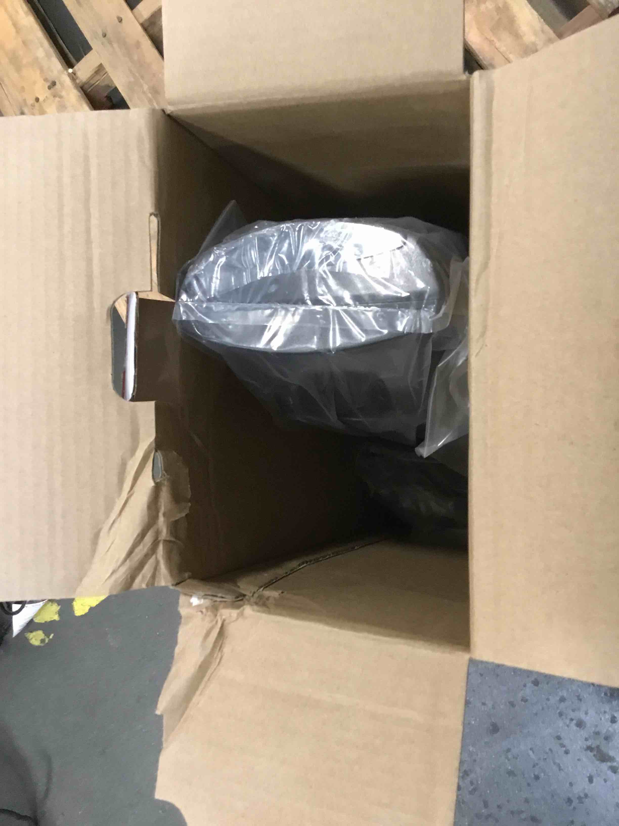 https://s3.amazonaws.com/lotting-images-prod/bidfta/RED6187194_1714567508738.jpeg