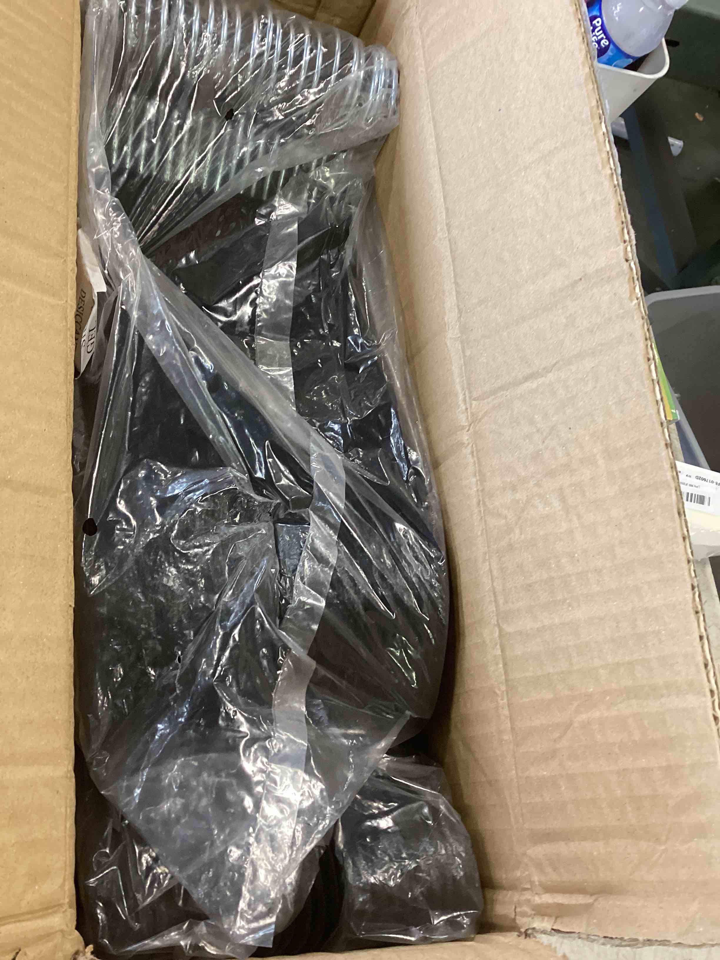 https://s3.amazonaws.com/lotting-images-prod/bidfta/RED6194908_1714158296910.jpeg