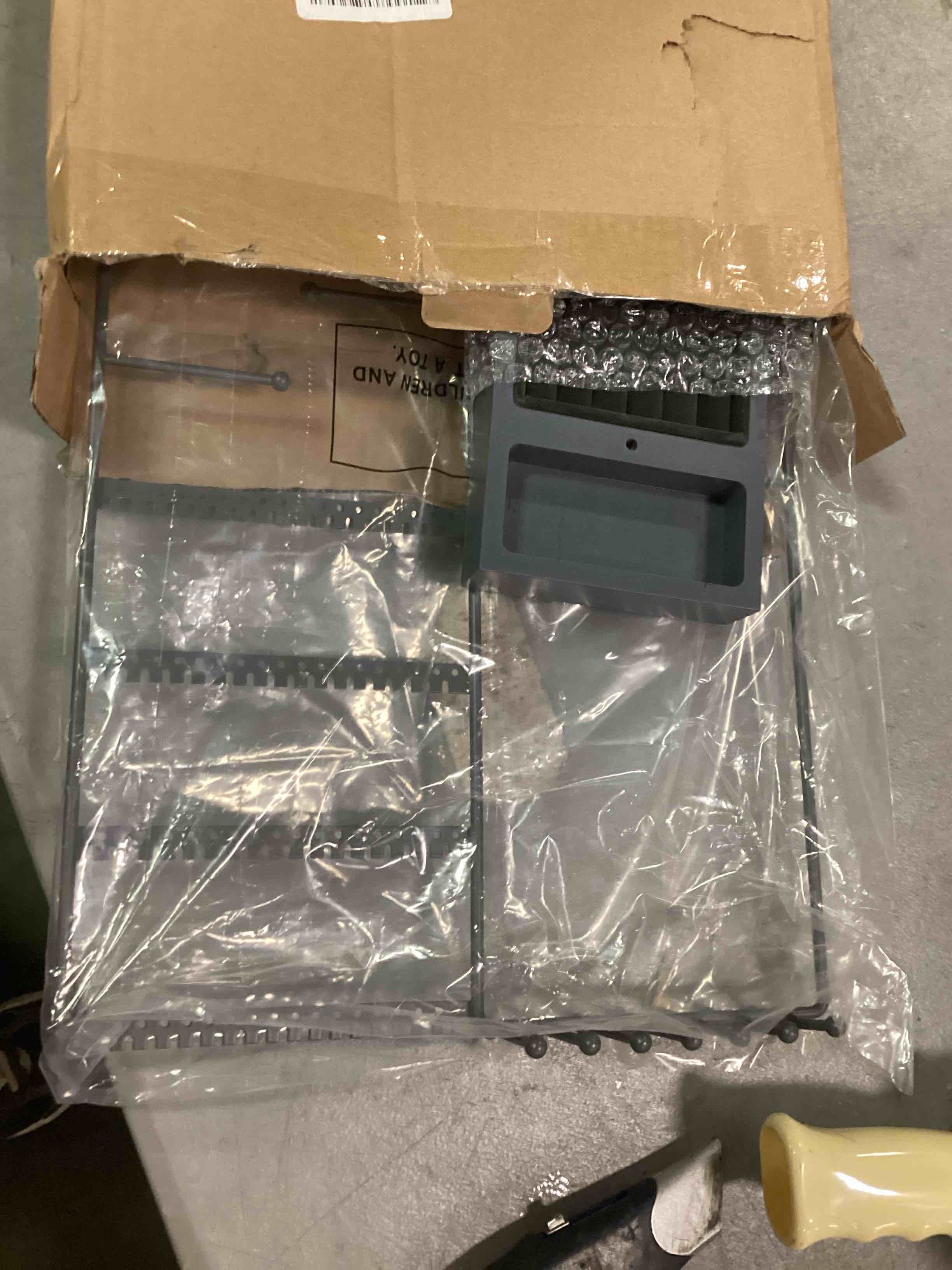 https://s3.amazonaws.com/lotting-images-prod/bidfta/RED6197123_1714480594807.jpeg