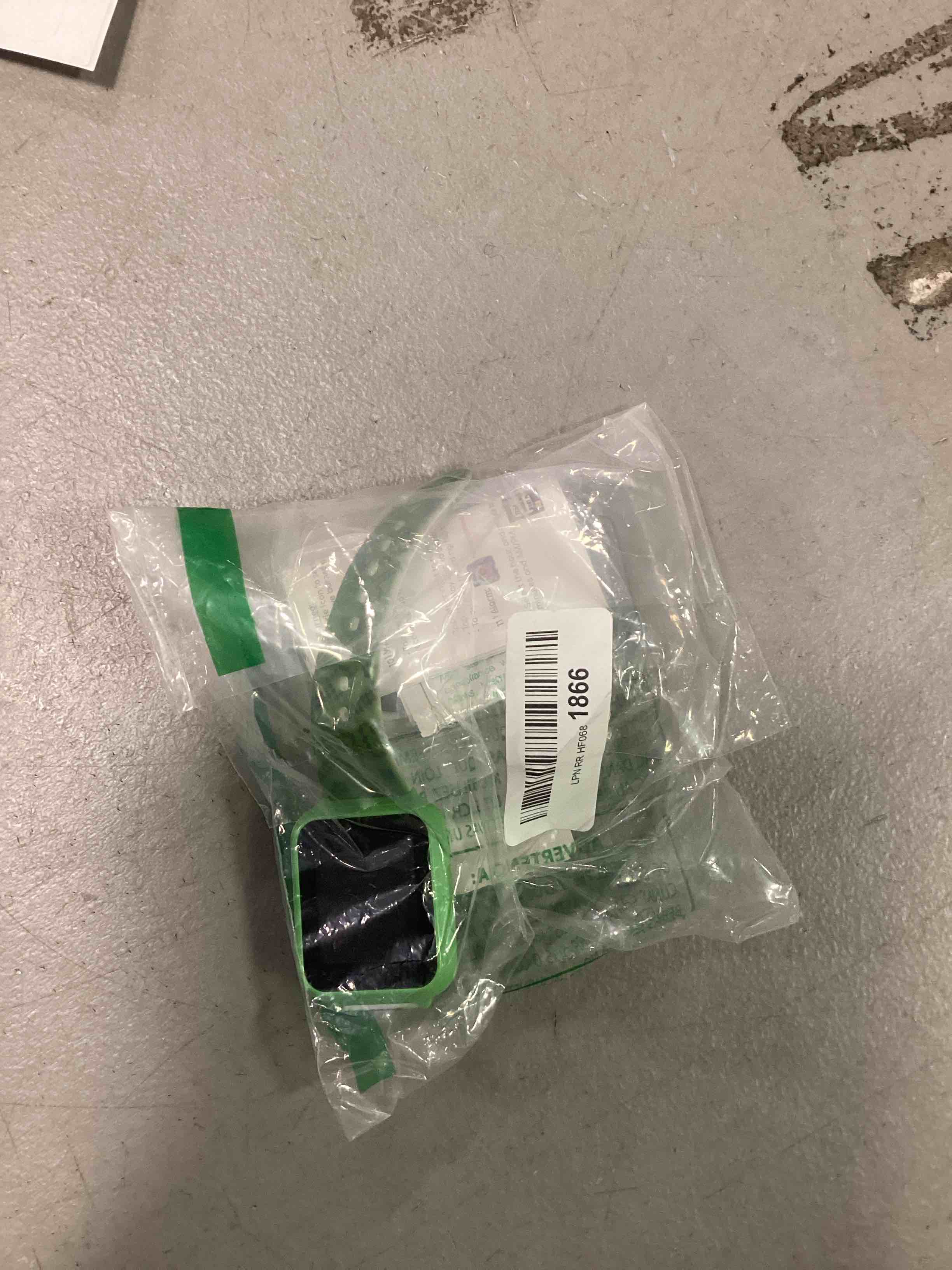 https://s3.amazonaws.com/lotting-images-prod/bidfta/RED6197697_1714677234342.jpeg
