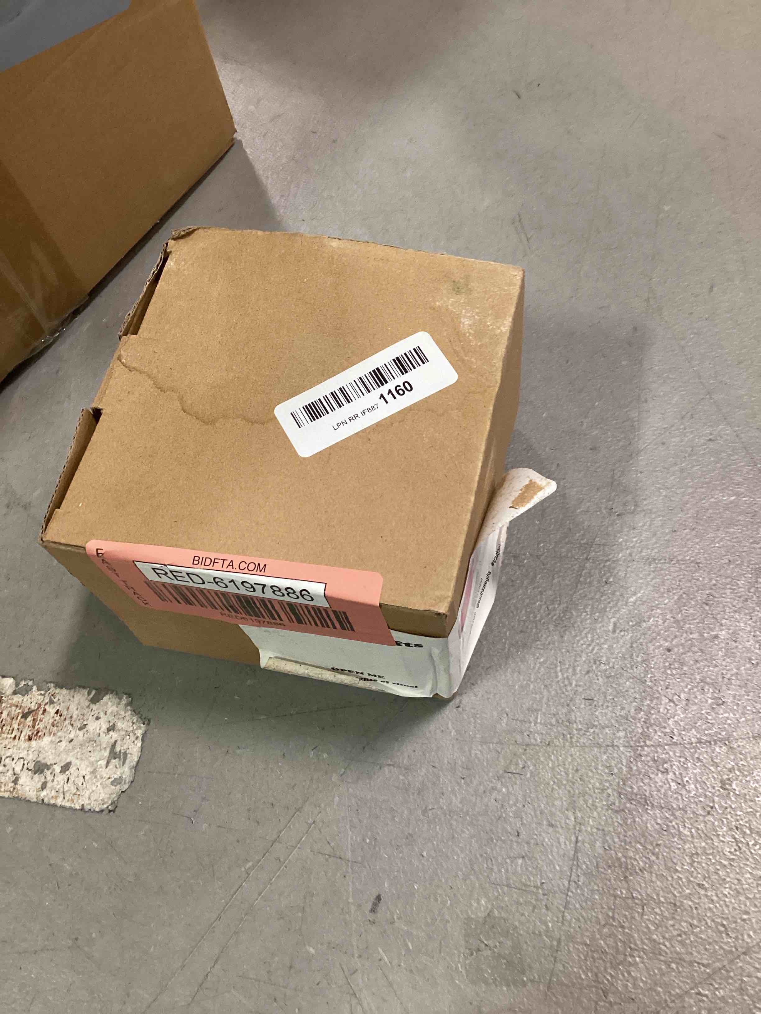 https://s3.amazonaws.com/lotting-images-prod/bidfta/RED6197886_1714764298424.jpeg