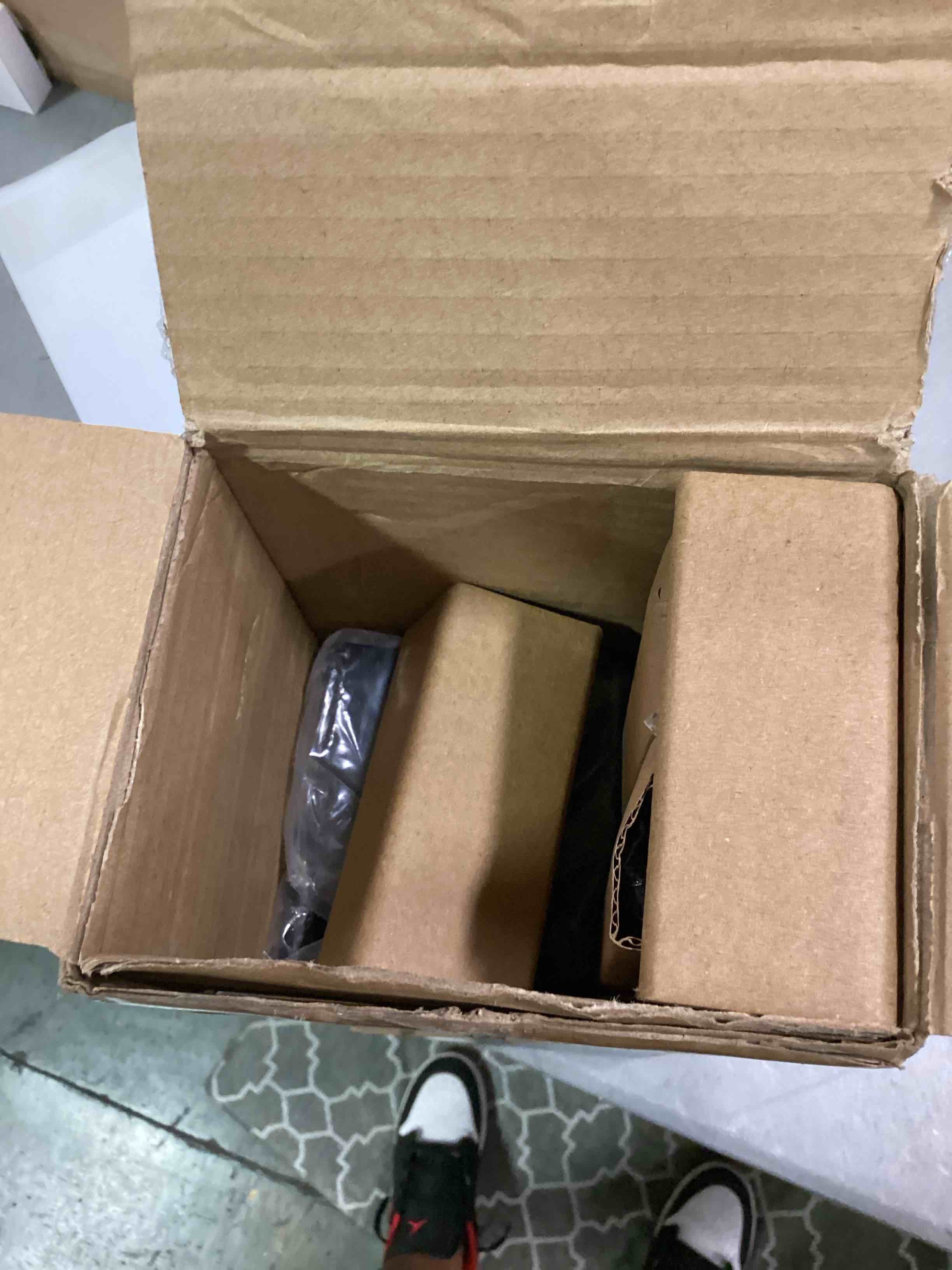 https://s3.amazonaws.com/lotting-images-prod/bidfta/RED6198203_1715020363138.jpeg