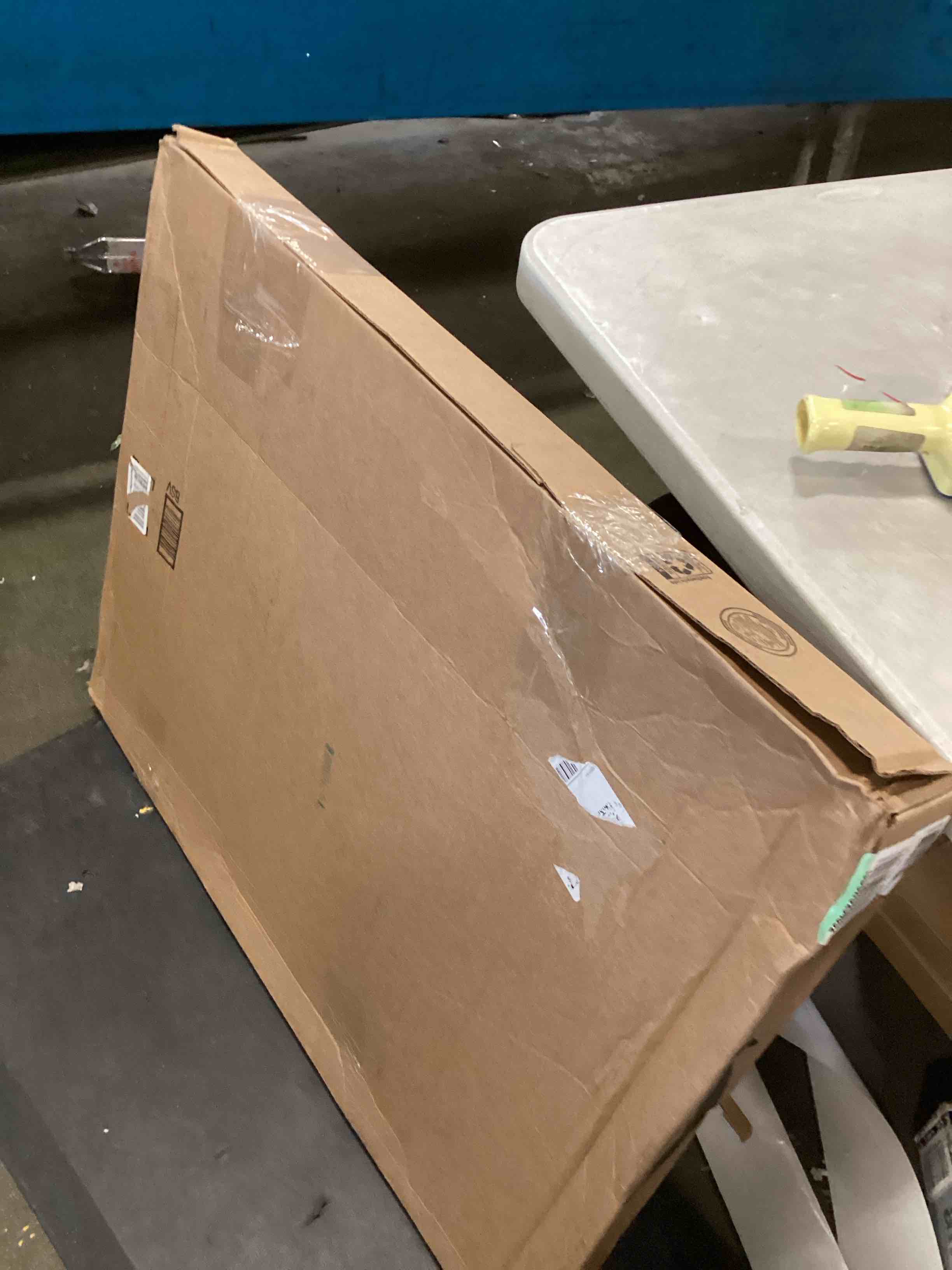 https://s3.amazonaws.com/lotting-images-prod/bidfta/RED6200319_1711726494623.jpeg