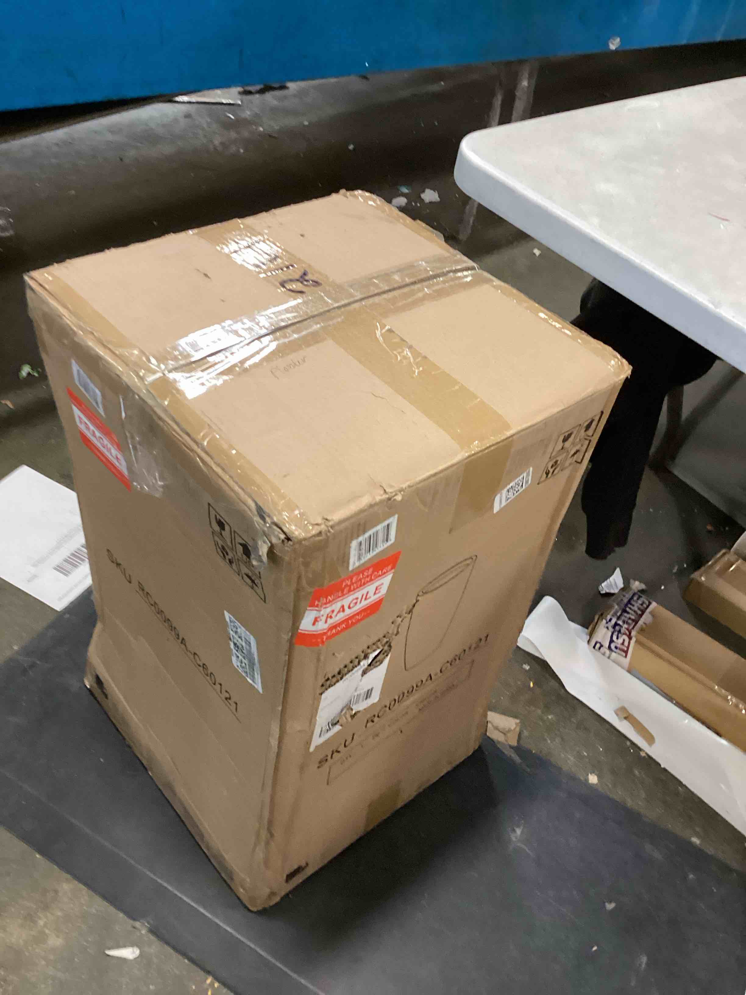 https://s3.amazonaws.com/lotting-images-prod/bidfta/RED6200330_1711727913122.jpeg