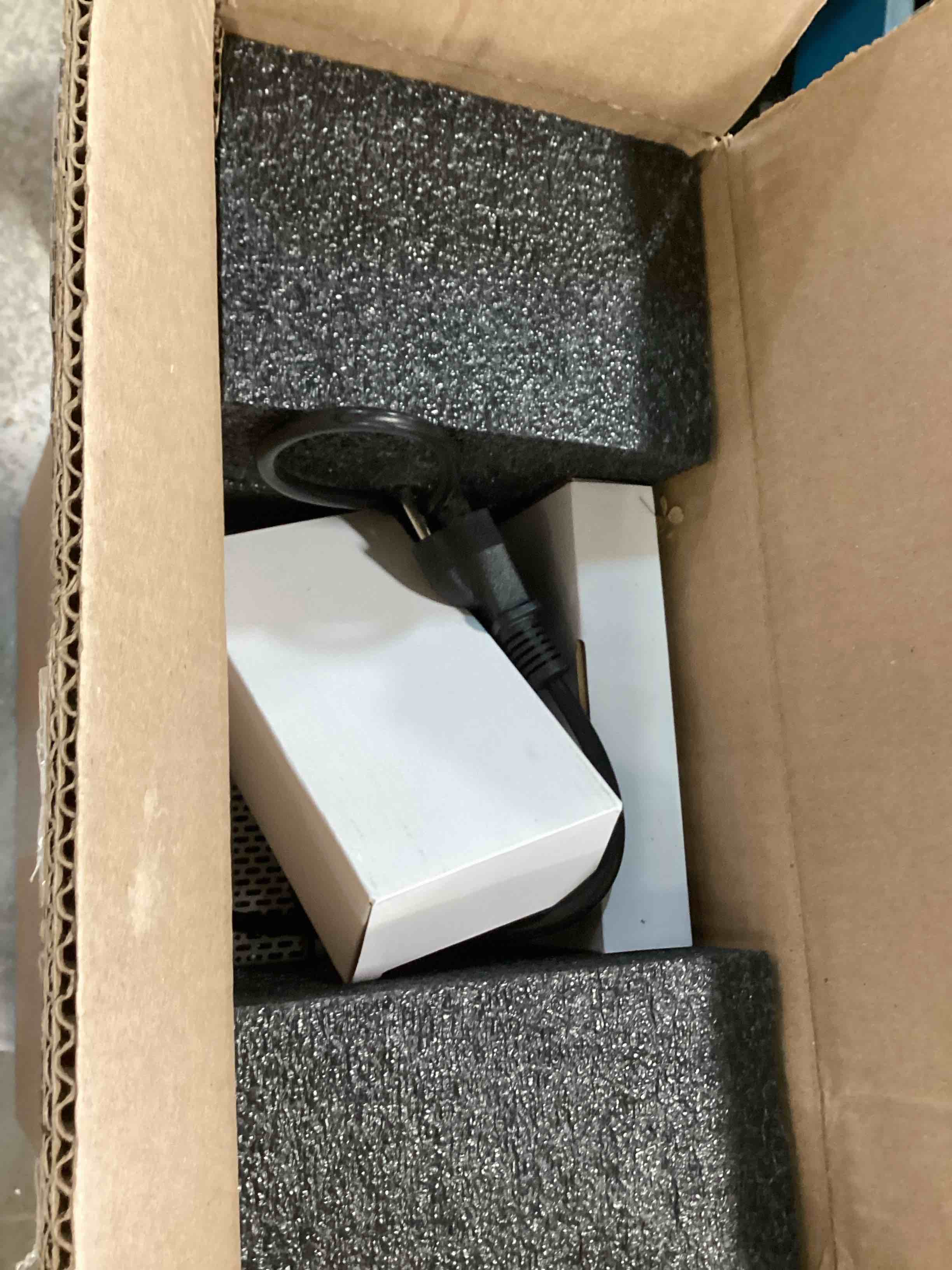 https://s3.amazonaws.com/lotting-images-prod/bidfta/RED6202503_1712596890662.jpeg