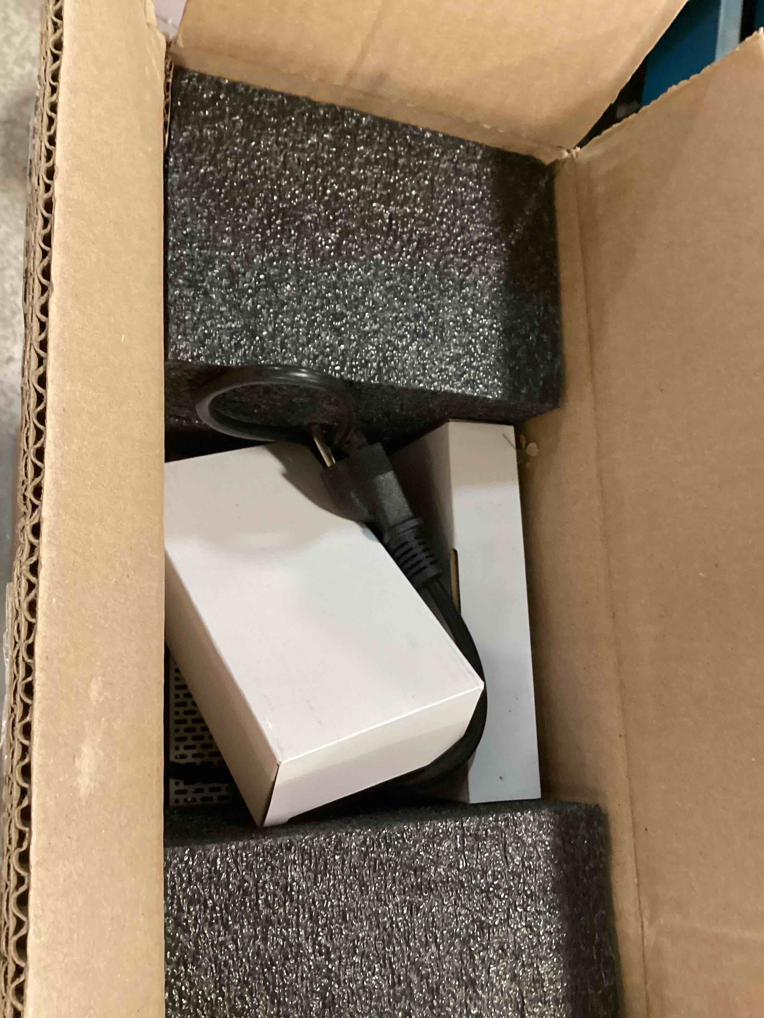 https://s3.amazonaws.com/lotting-images-prod/bidfta/RED6202503_1712596891469.jpeg