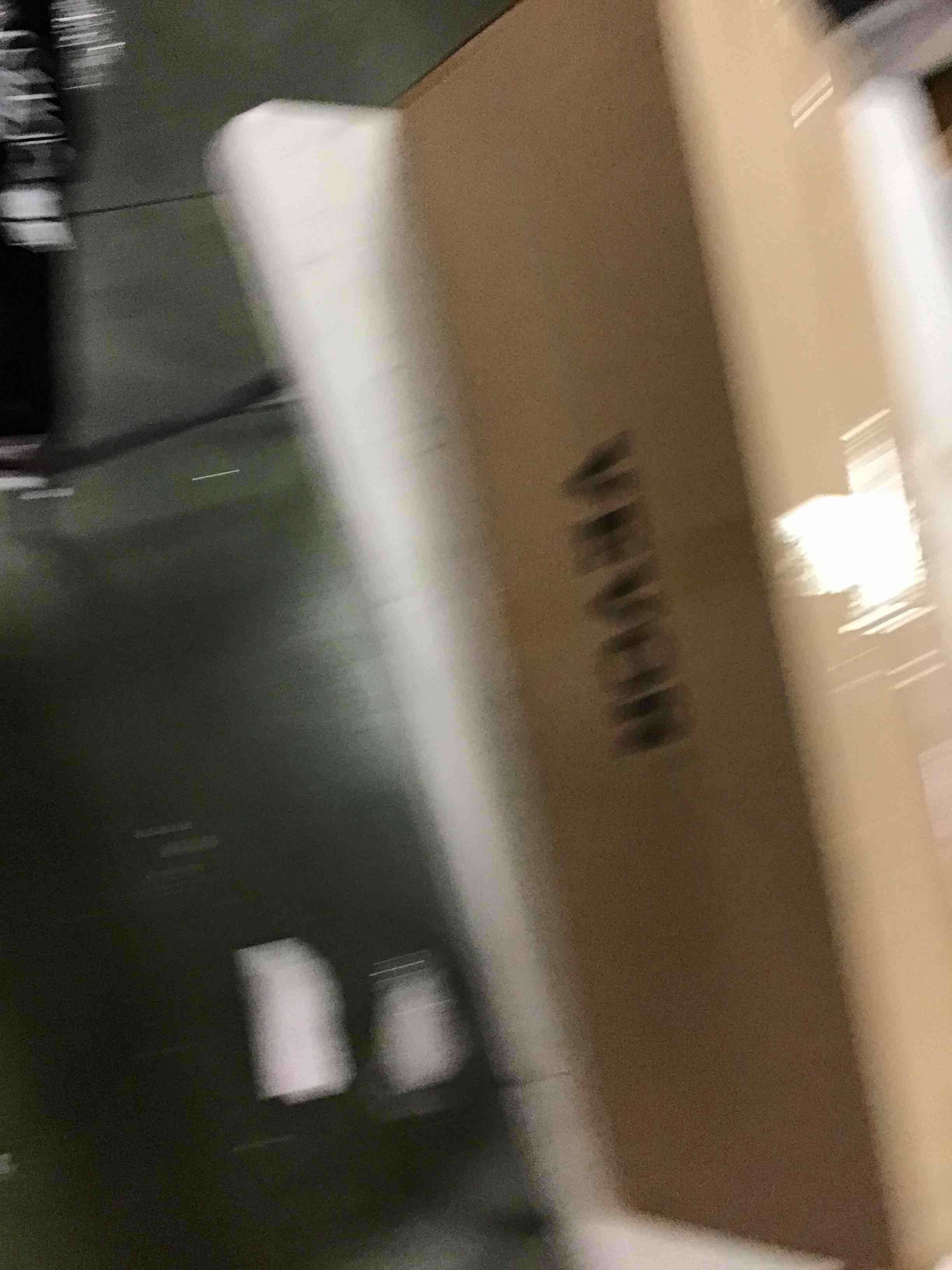 https://s3.amazonaws.com/lotting-images-prod/bidfta/RED6206142_1712149317762.jpeg