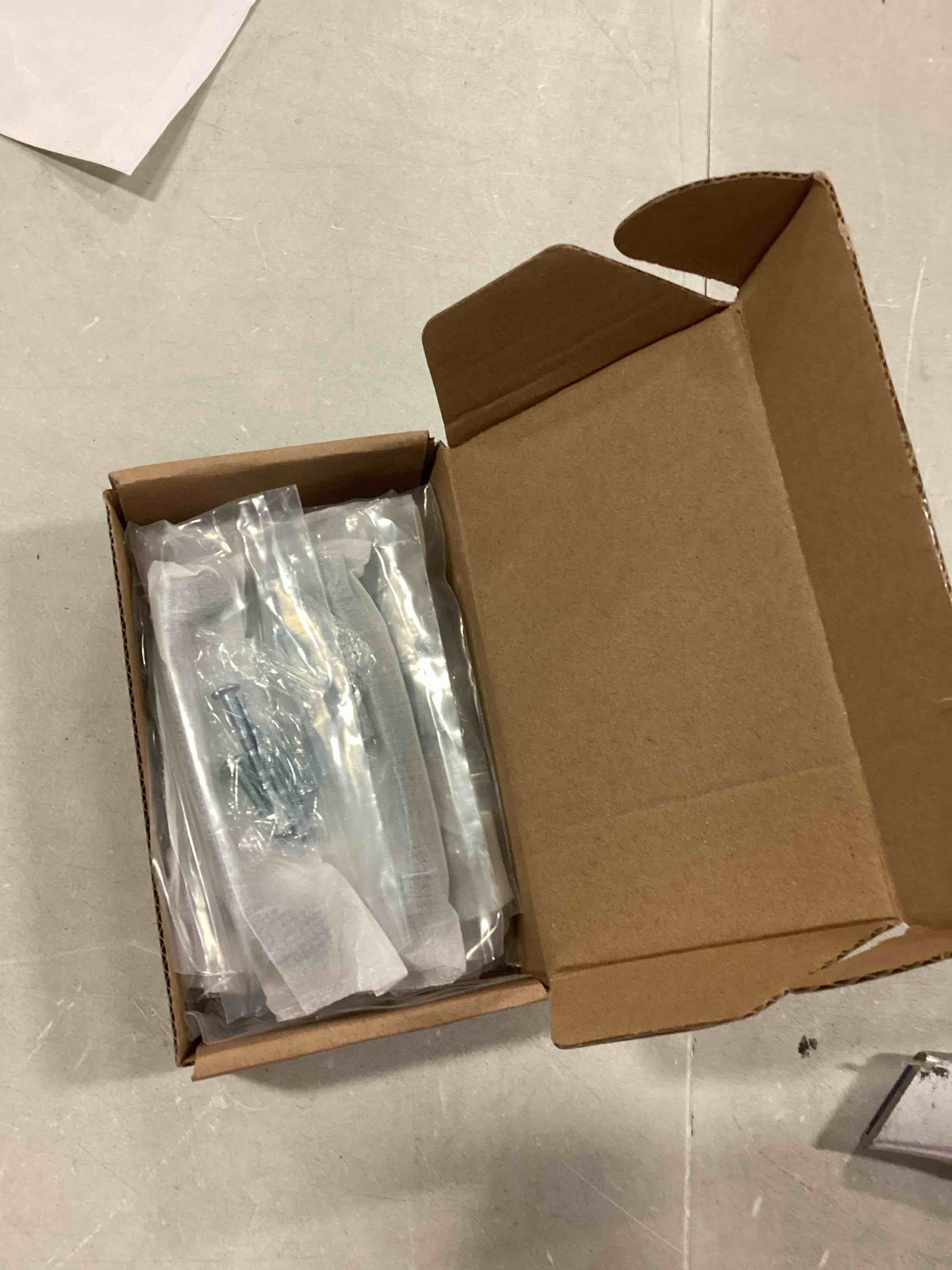 https://s3.amazonaws.com/lotting-images-prod/bidfta/RED6207317_1713538526058.jpeg