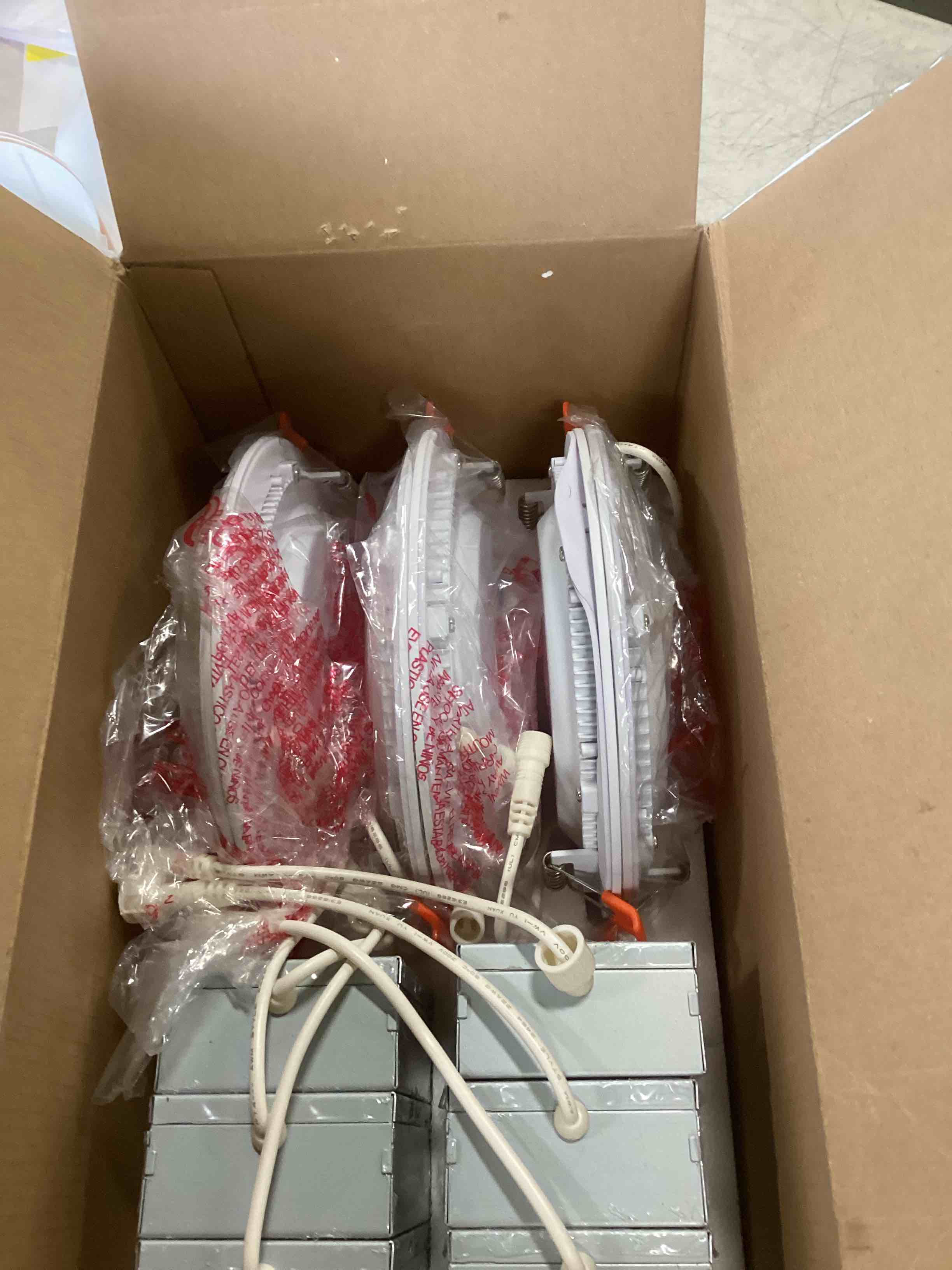 https://s3.amazonaws.com/lotting-images-prod/bidfta/RED6208496_1712256011833.jpeg