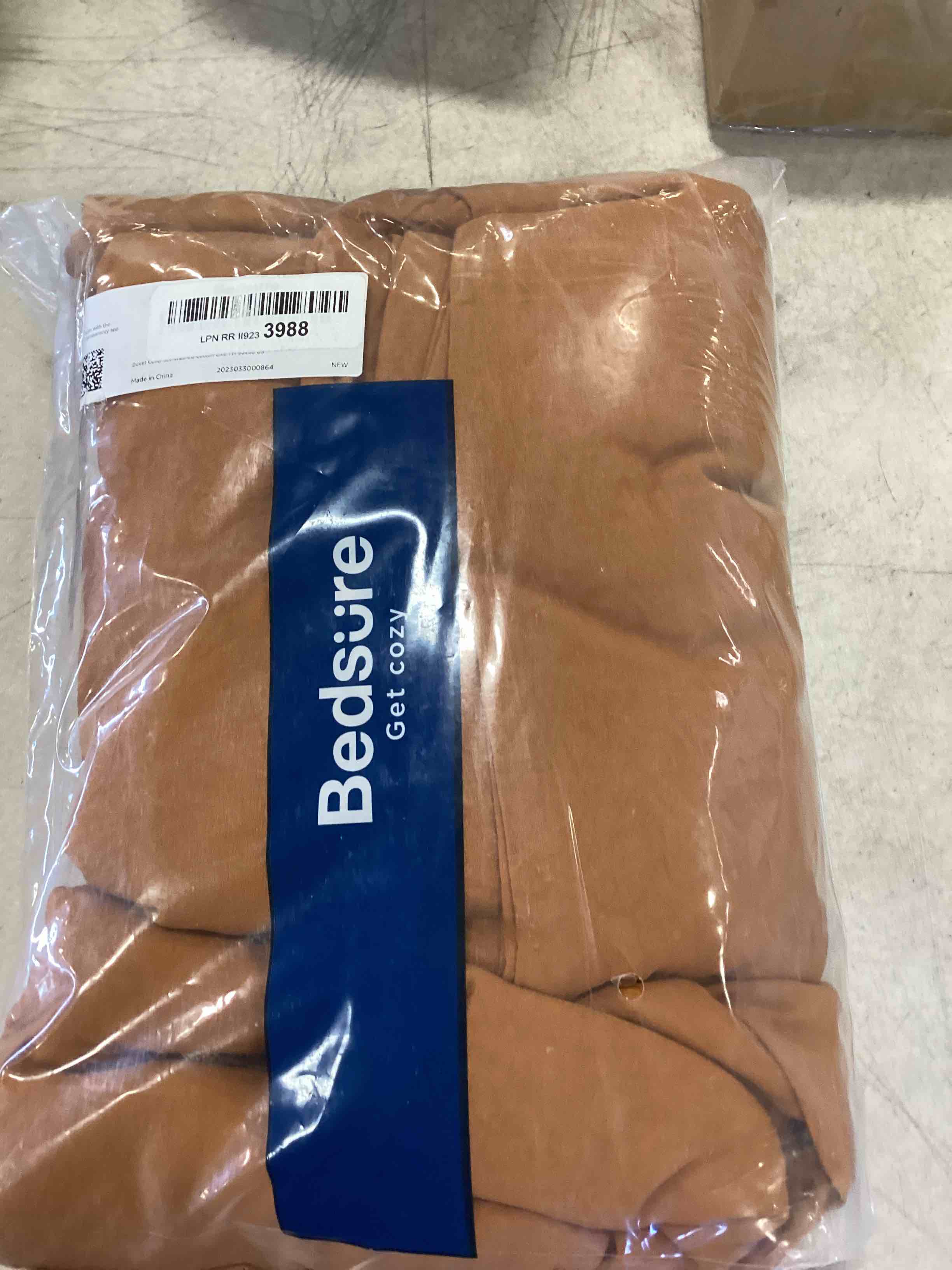 https://s3.amazonaws.com/lotting-images-prod/bidfta/RED6208918_1712418690494.jpeg