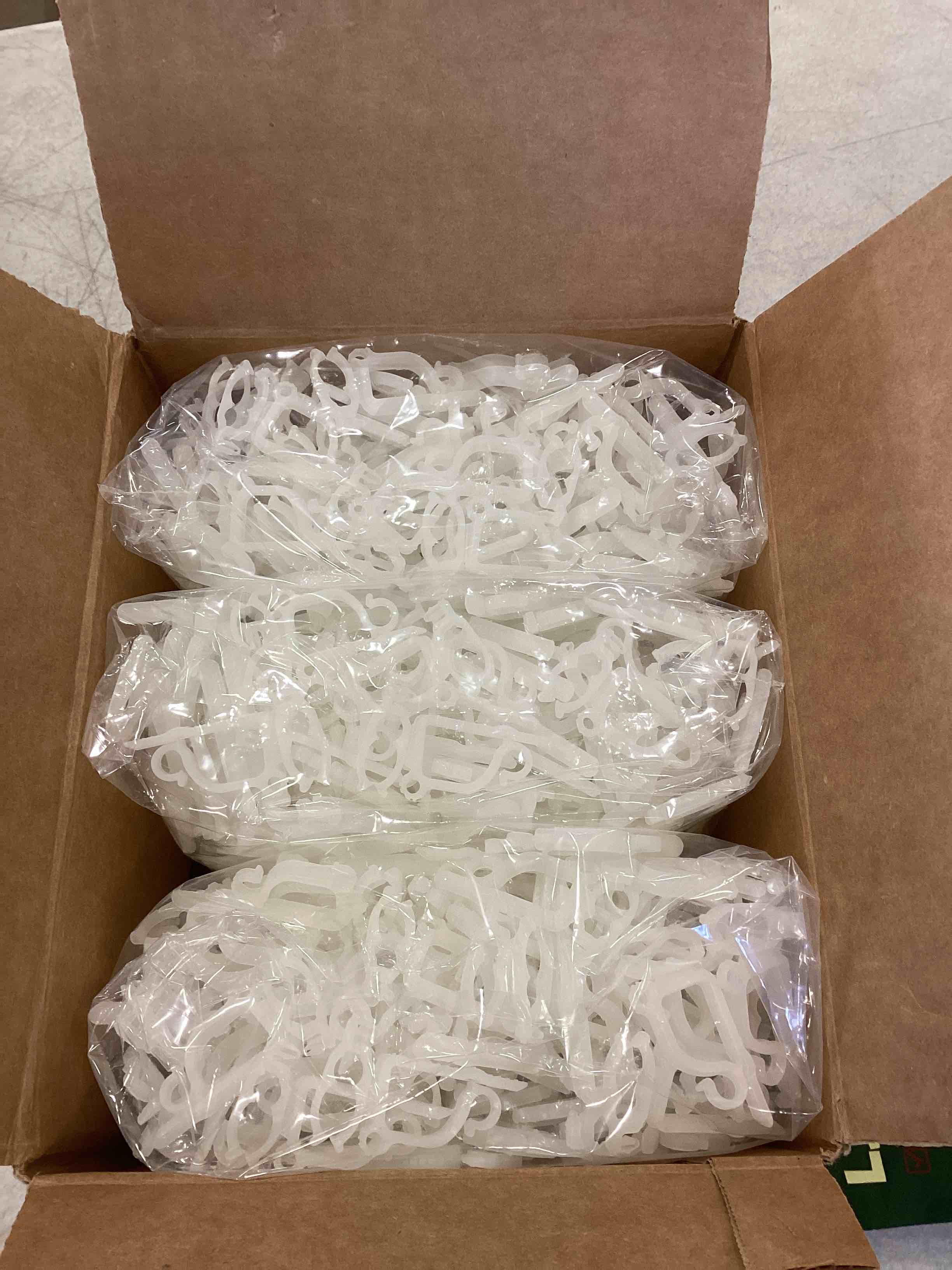 https://s3.amazonaws.com/lotting-images-prod/bidfta/RED6208931_1712422147097.jpeg