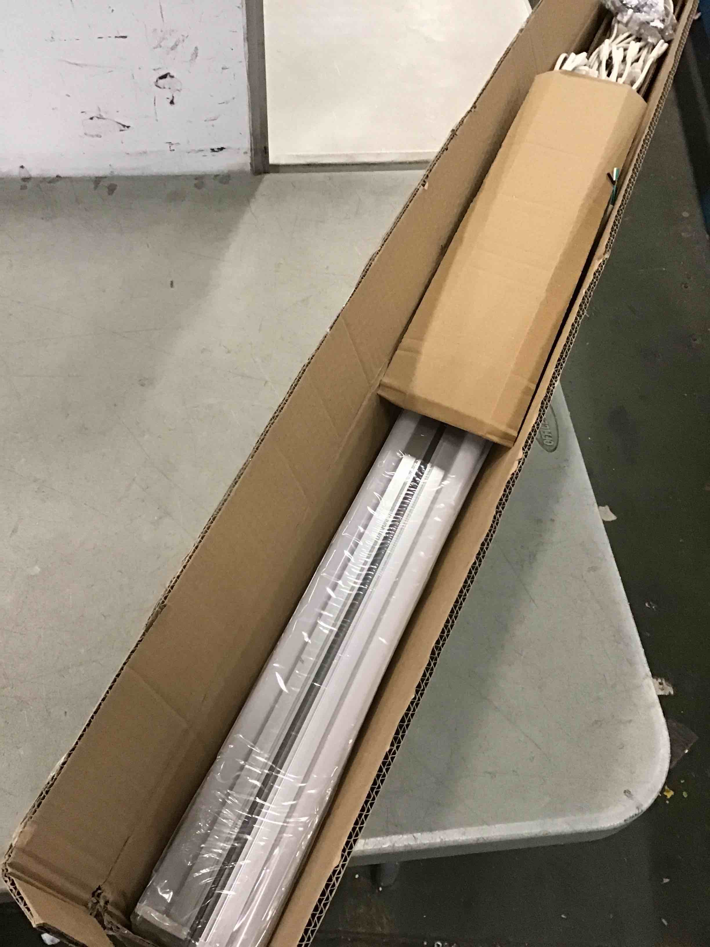 https://s3.amazonaws.com/lotting-images-prod/bidfta/RED6211224_1712325199780.jpeg