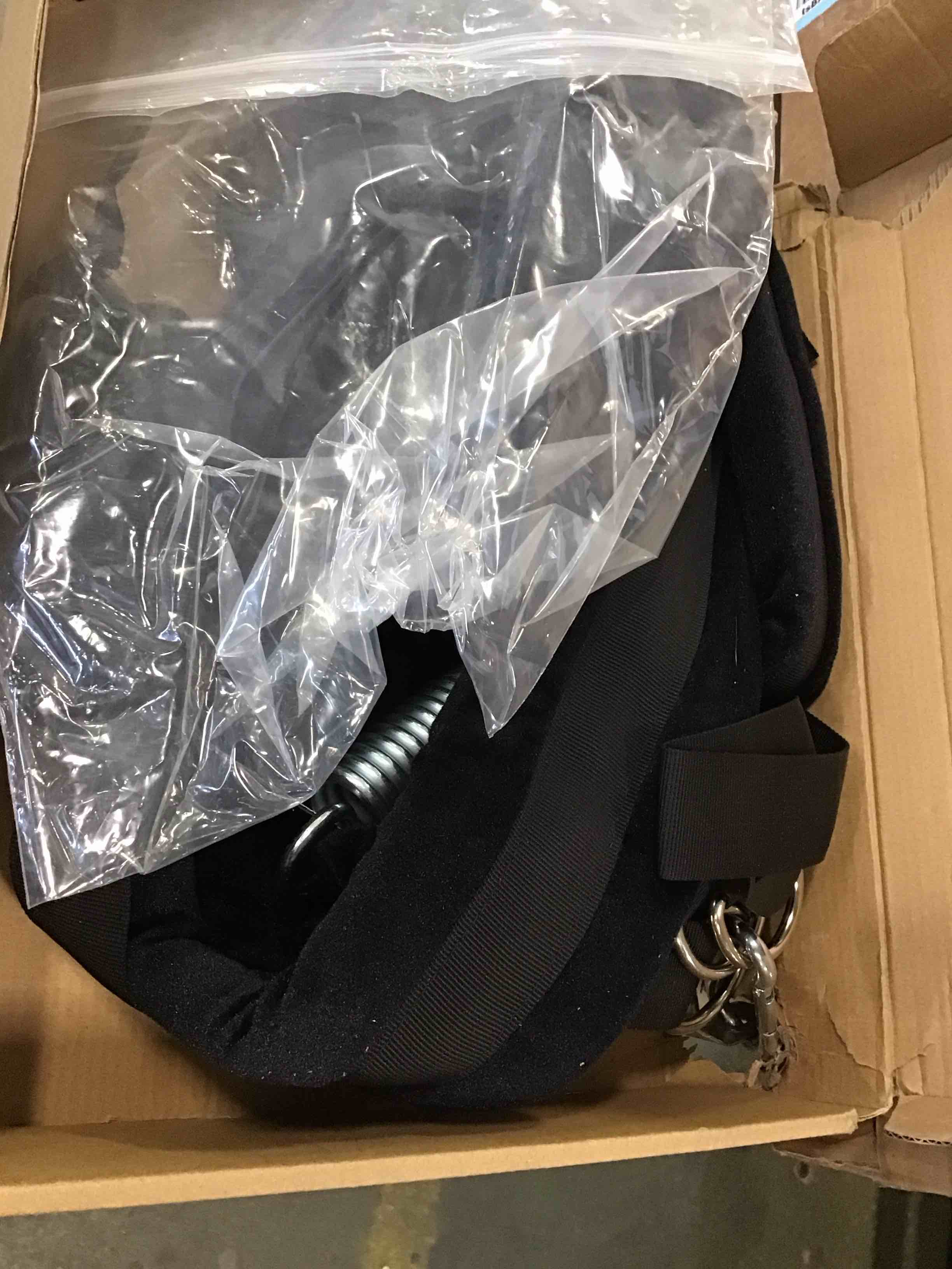 https://s3.amazonaws.com/lotting-images-prod/bidfta/RED6211680_1712495871837.jpeg