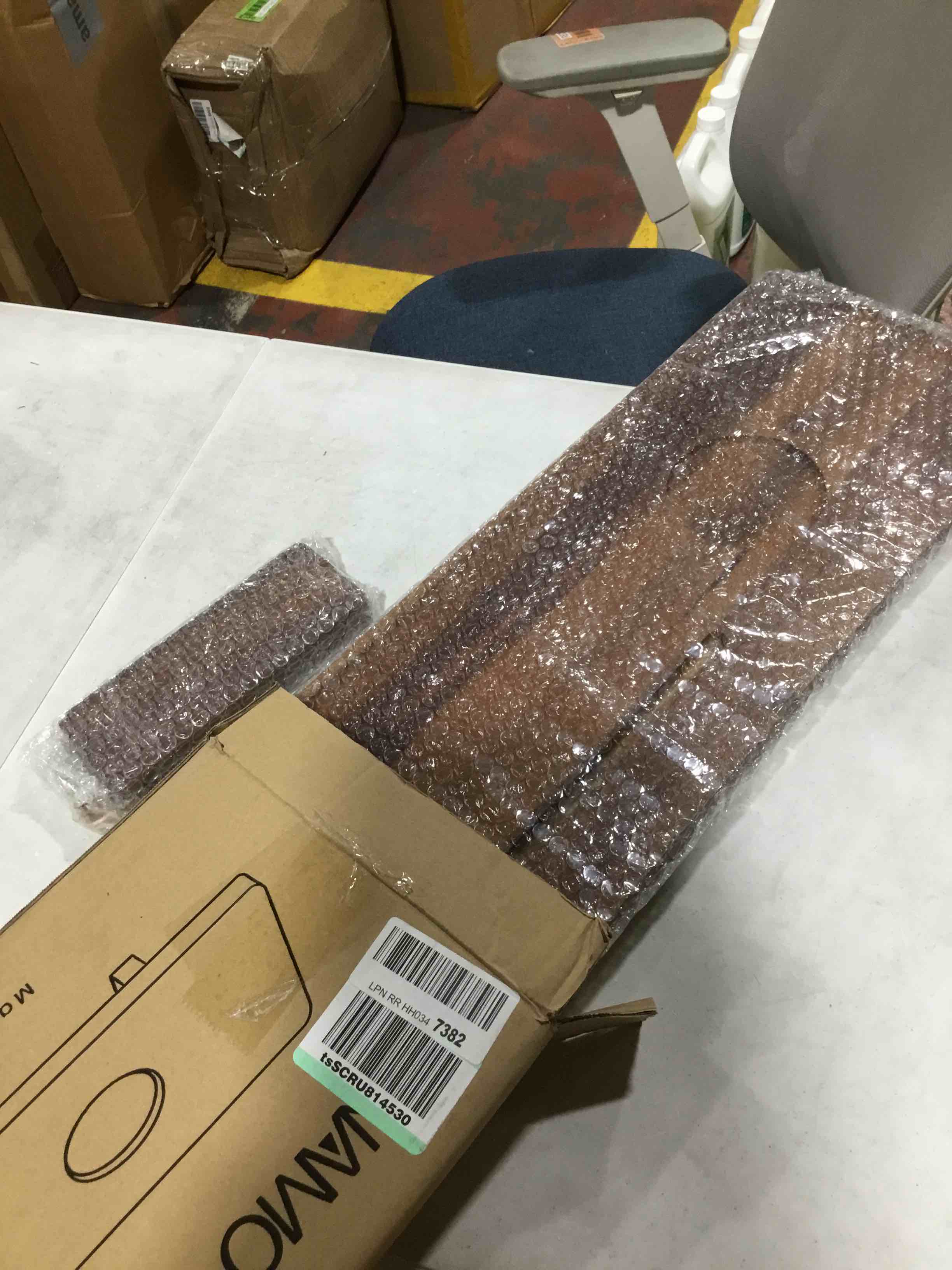 https://s3.amazonaws.com/lotting-images-prod/bidfta/RED6213366_1714079830466.jpeg