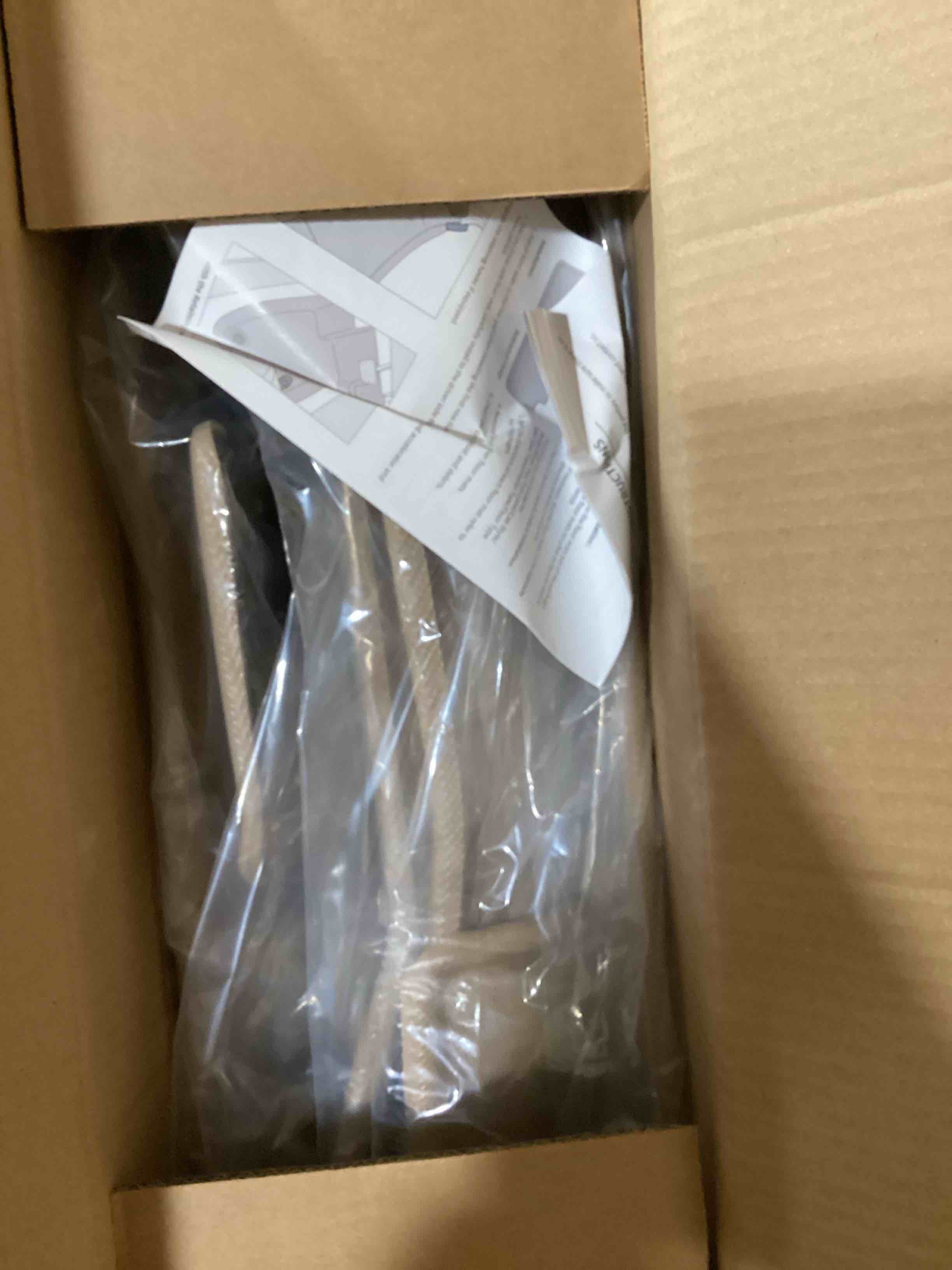 https://s3.amazonaws.com/lotting-images-prod/bidfta/RED6215839_1722876491932.jpeg