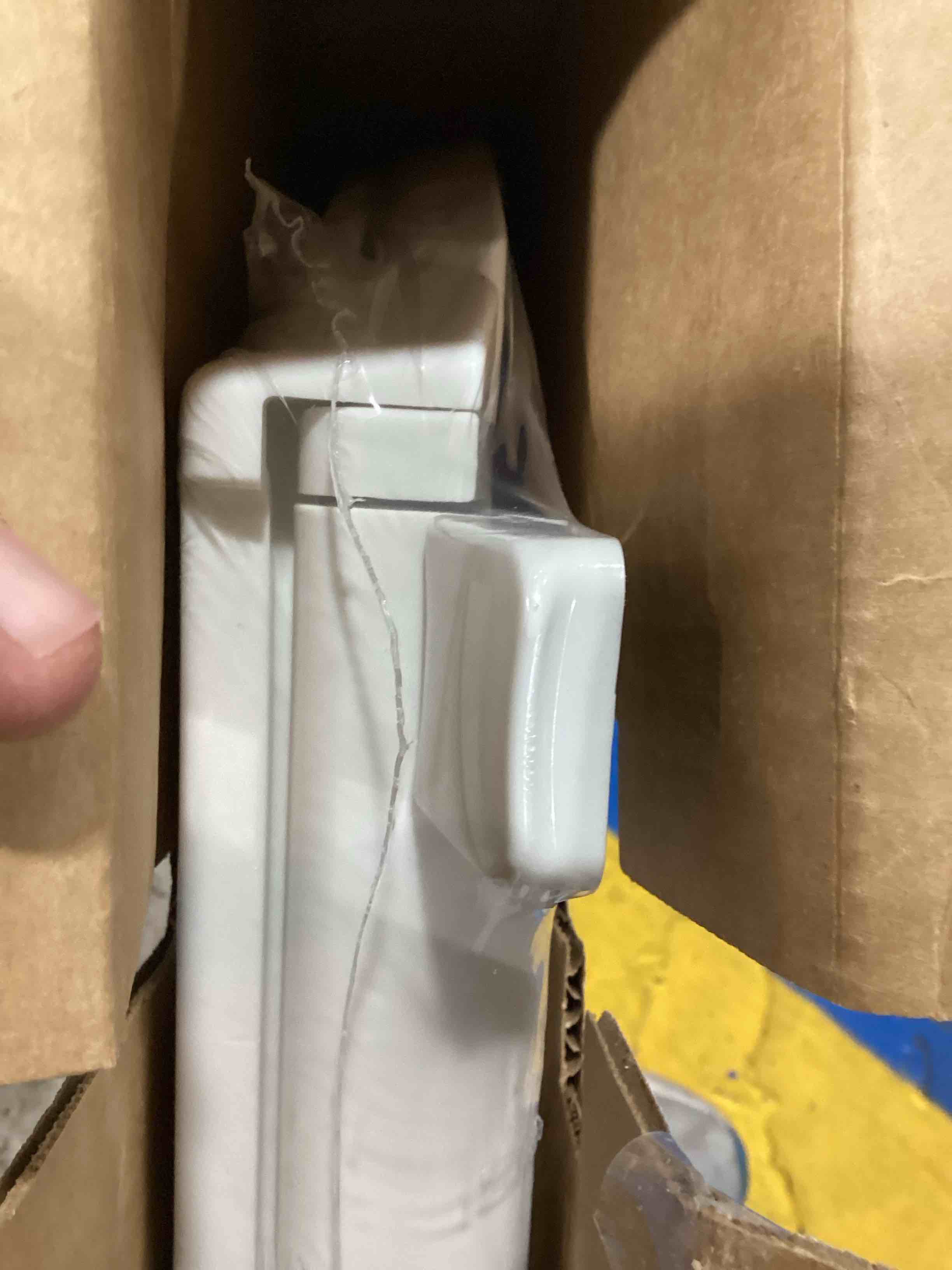 https://s3.amazonaws.com/lotting-images-prod/bidfta/RED6217217_1715020365251.jpeg