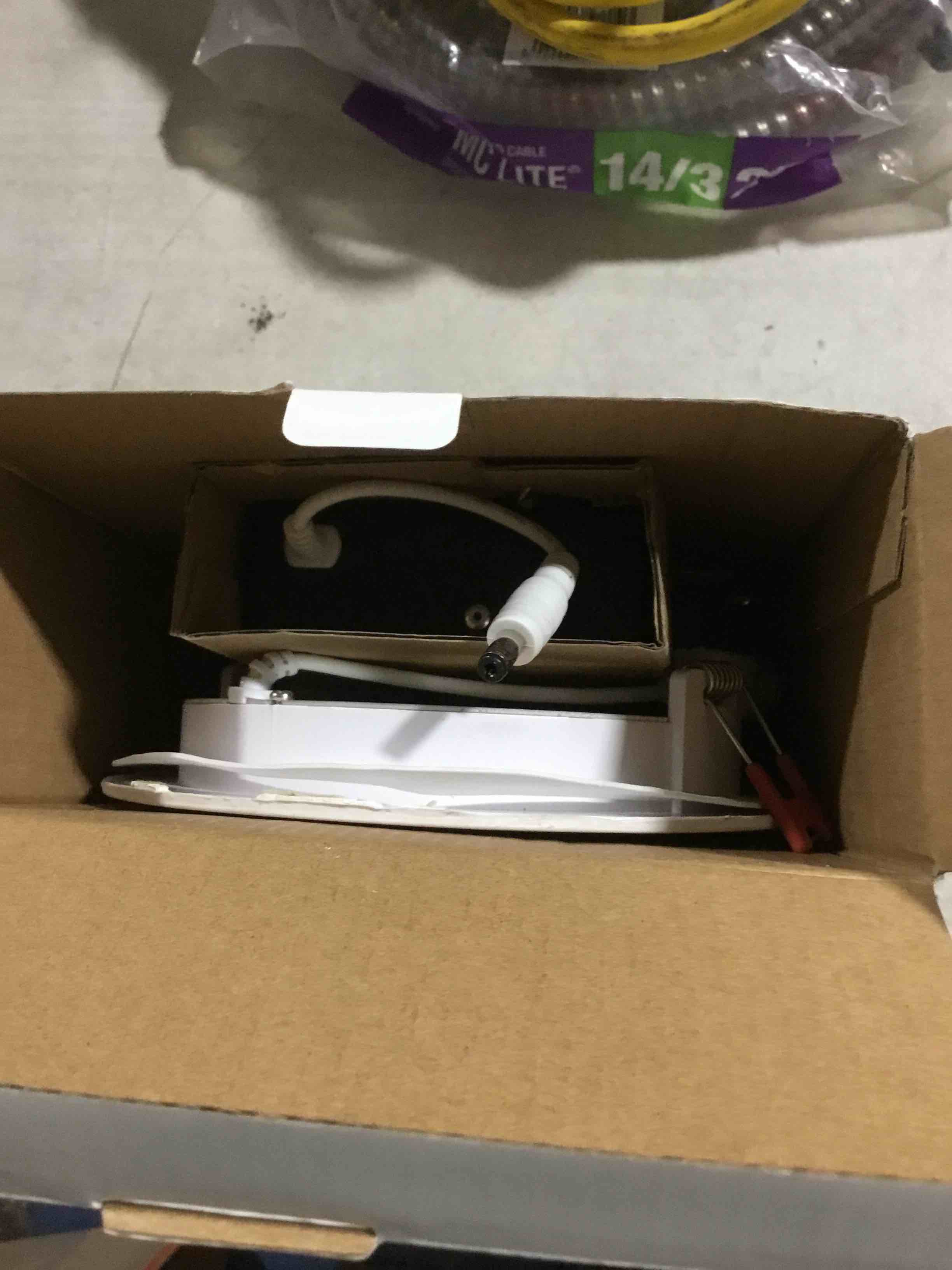 https://s3.amazonaws.com/lotting-images-prod/bidfta/RED6222827_1714417620734.jpeg