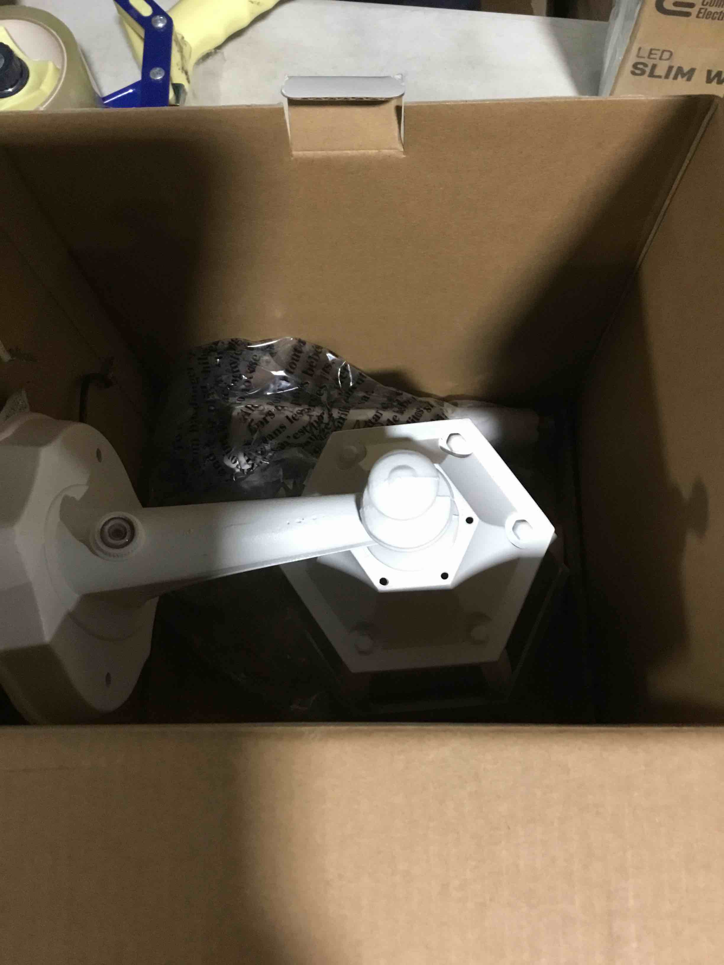https://s3.amazonaws.com/lotting-images-prod/bidfta/RED6222920_1714578398784.jpeg