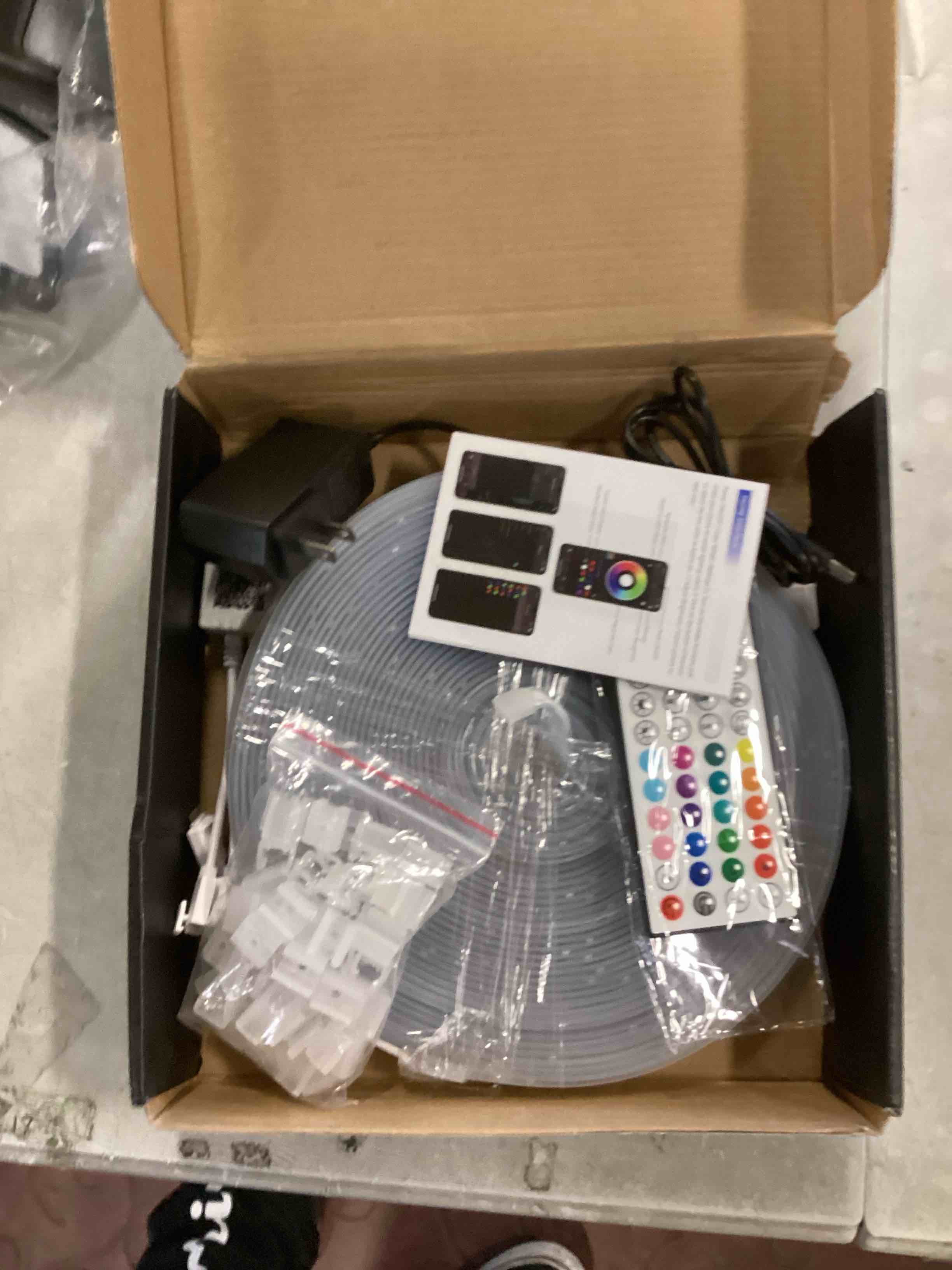 https://s3.amazonaws.com/lotting-images-prod/bidfta/RED6227021_1712934631377.jpeg