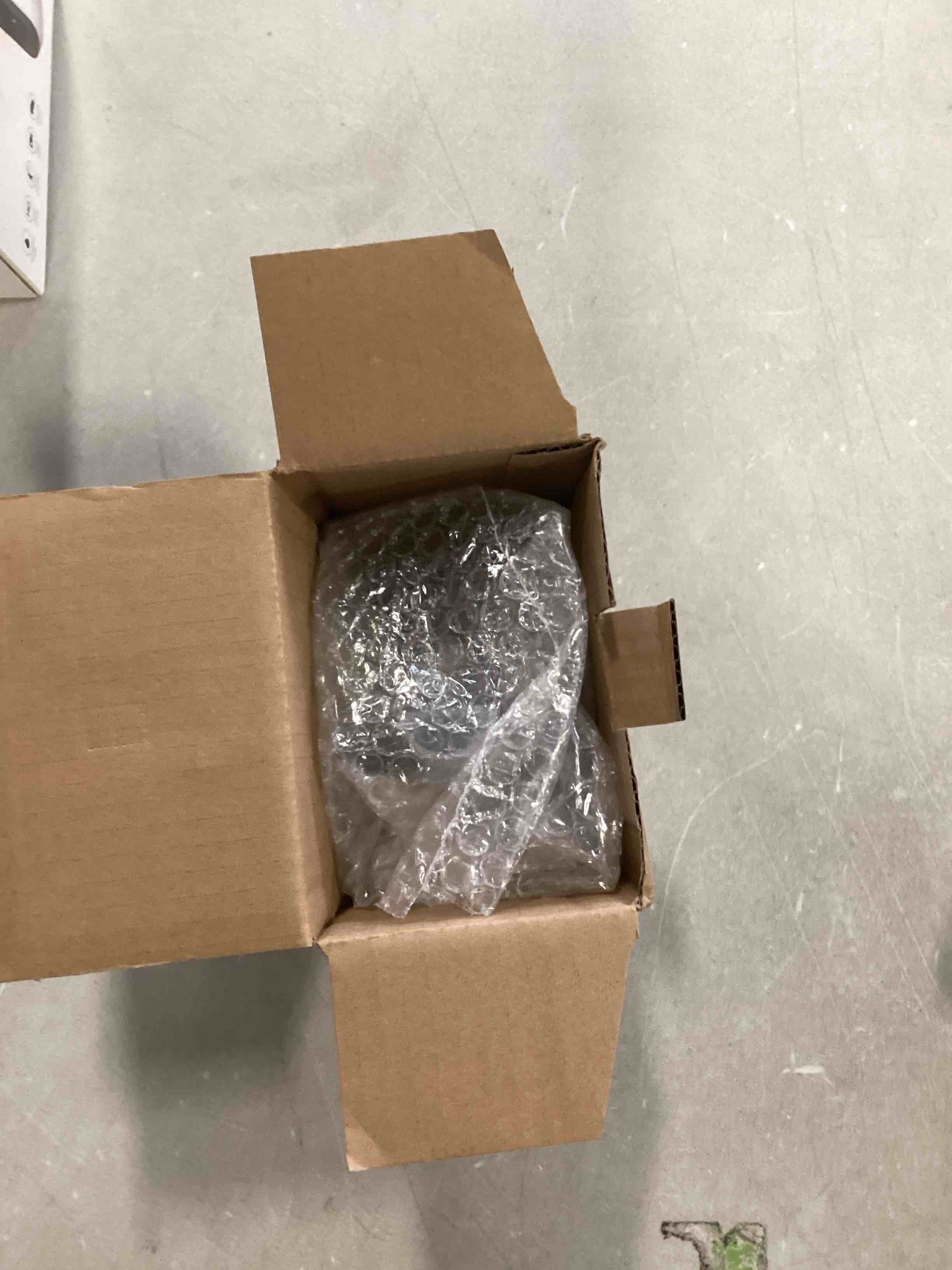 https://s3.amazonaws.com/lotting-images-prod/bidfta/RED6227040_1712935665745.jpeg
