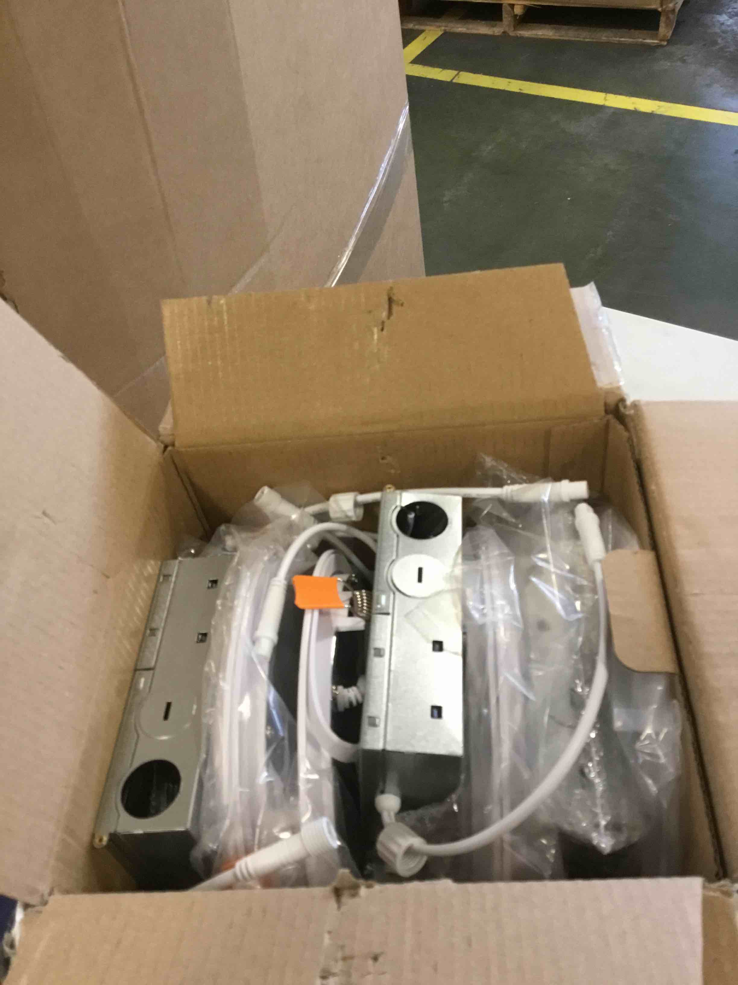 https://s3.amazonaws.com/lotting-images-prod/bidfta/RED6227930_1713298319267.jpeg