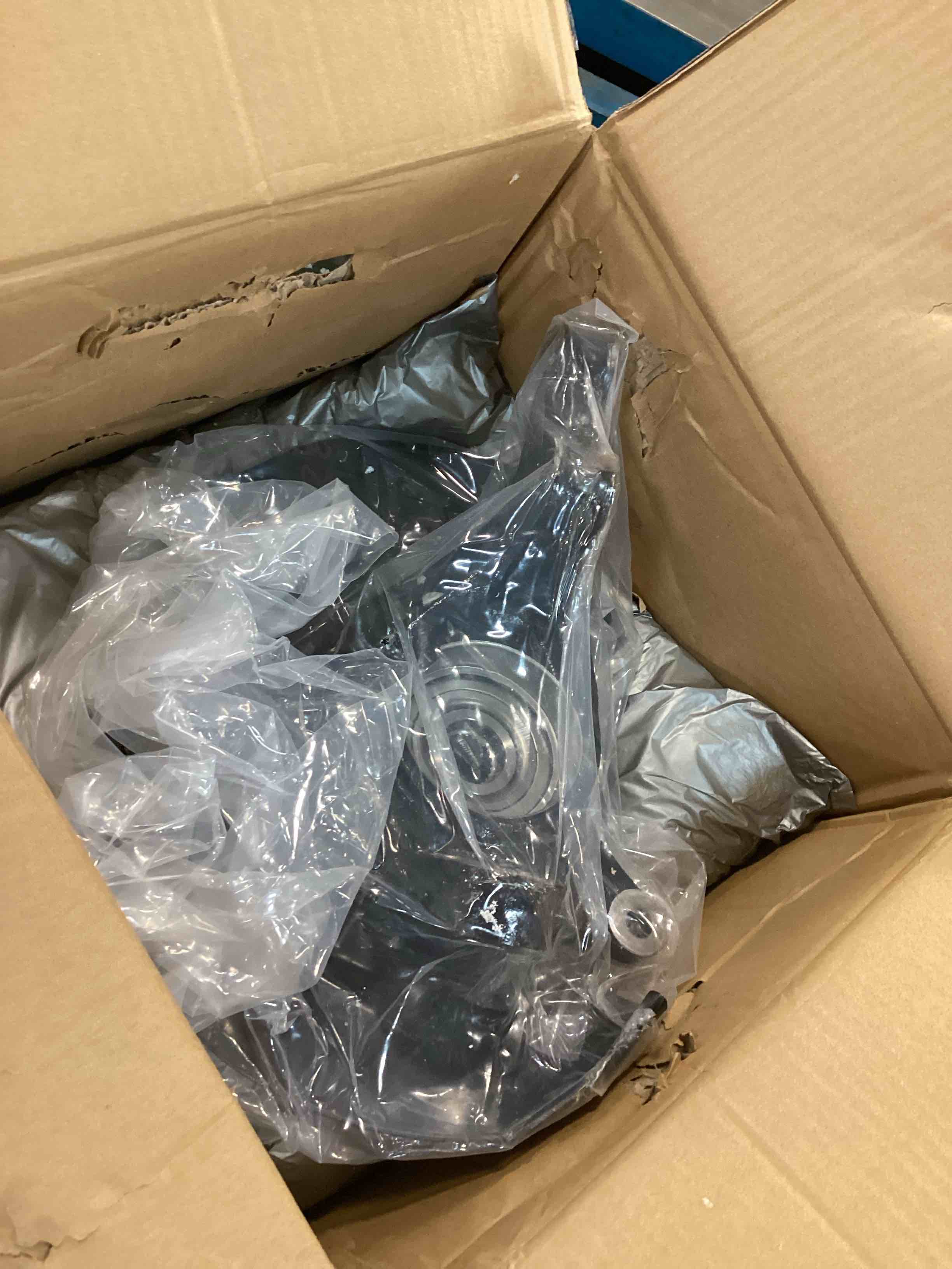 https://s3.amazonaws.com/lotting-images-prod/bidfta/RED6228601_1713877558798.jpeg