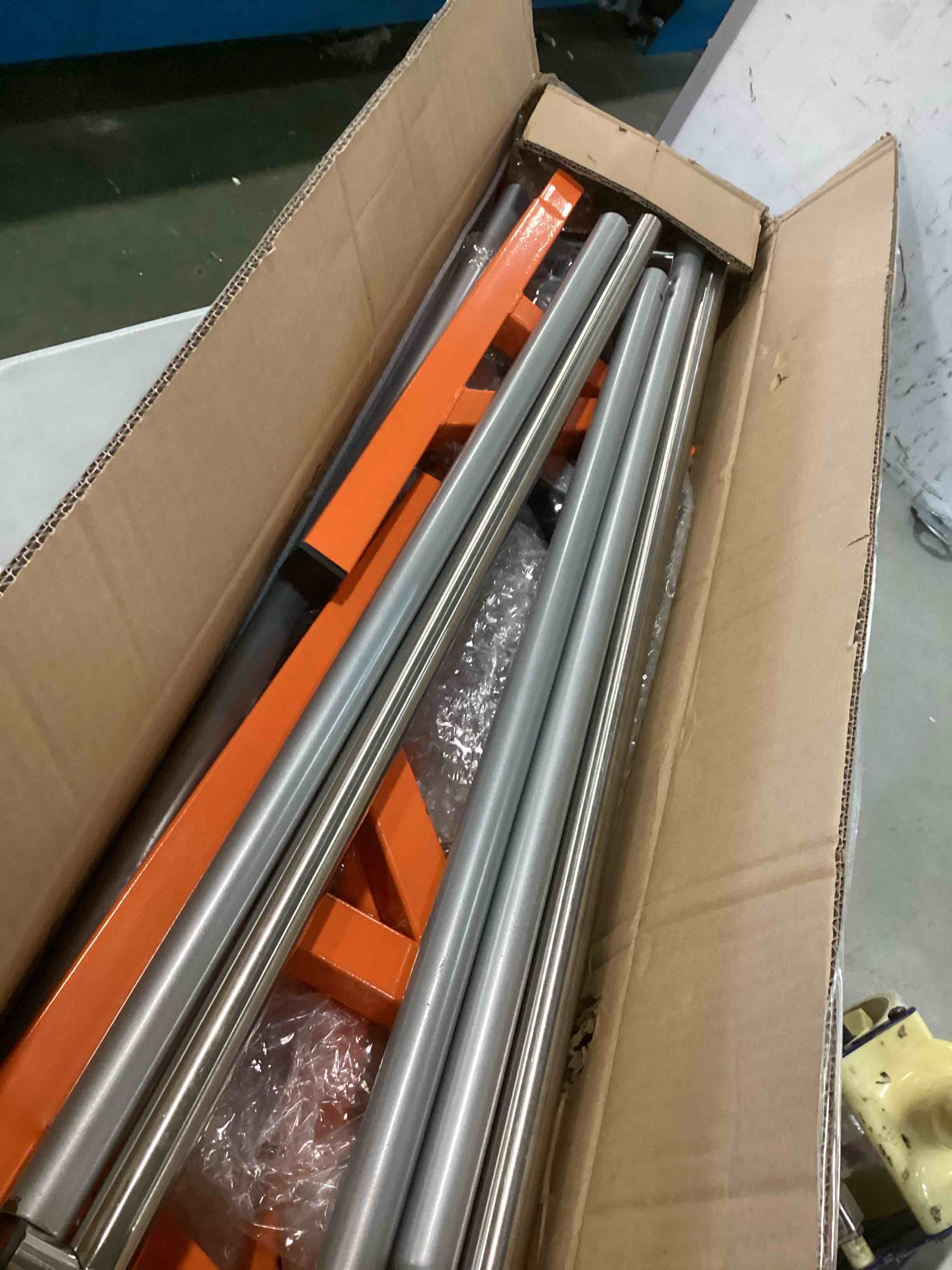 https://s3.amazonaws.com/lotting-images-prod/bidfta/RED6229179_1714066506126.jpeg
