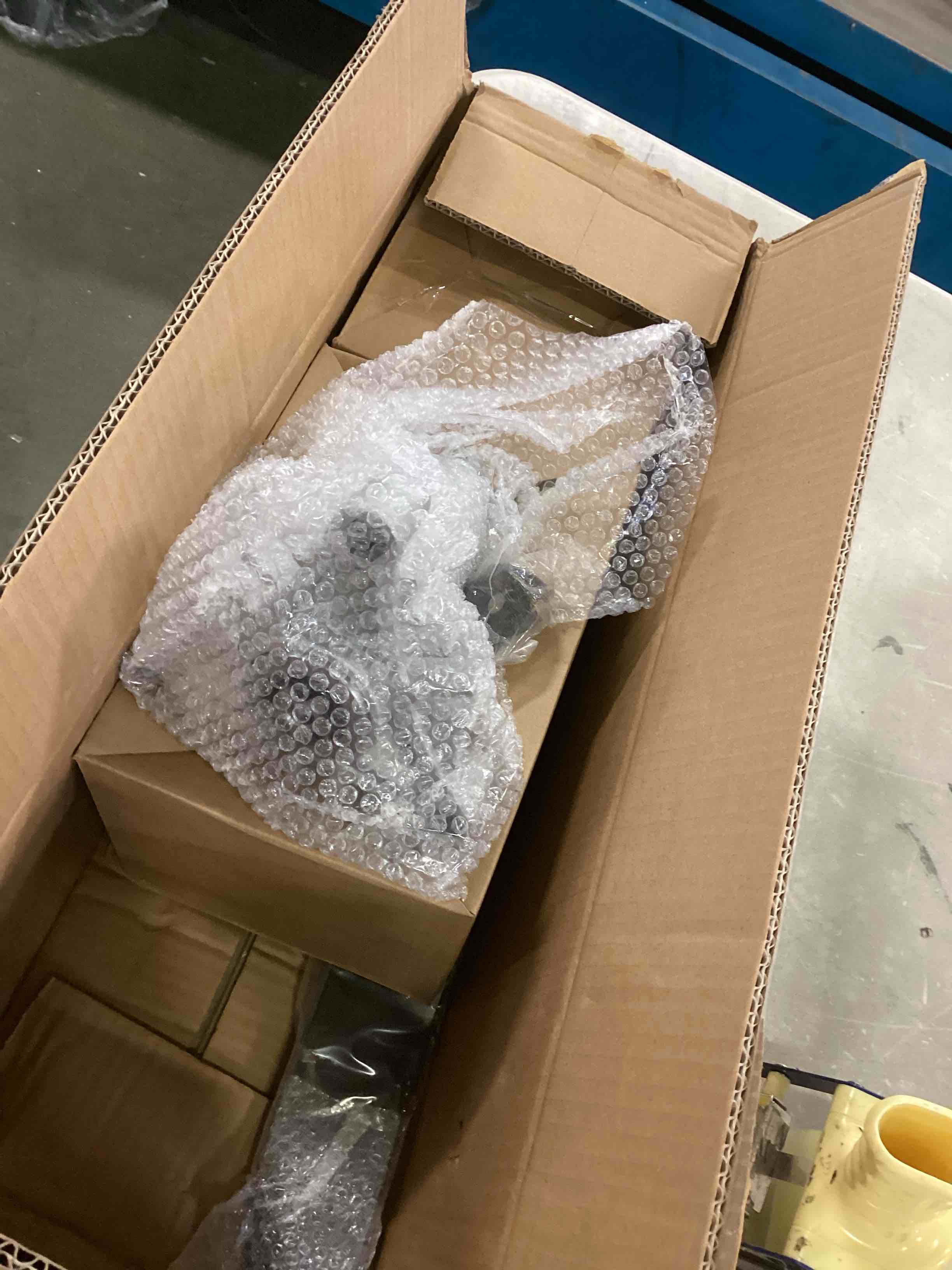 https://s3.amazonaws.com/lotting-images-prod/bidfta/RED6229570_1714225068748.jpeg