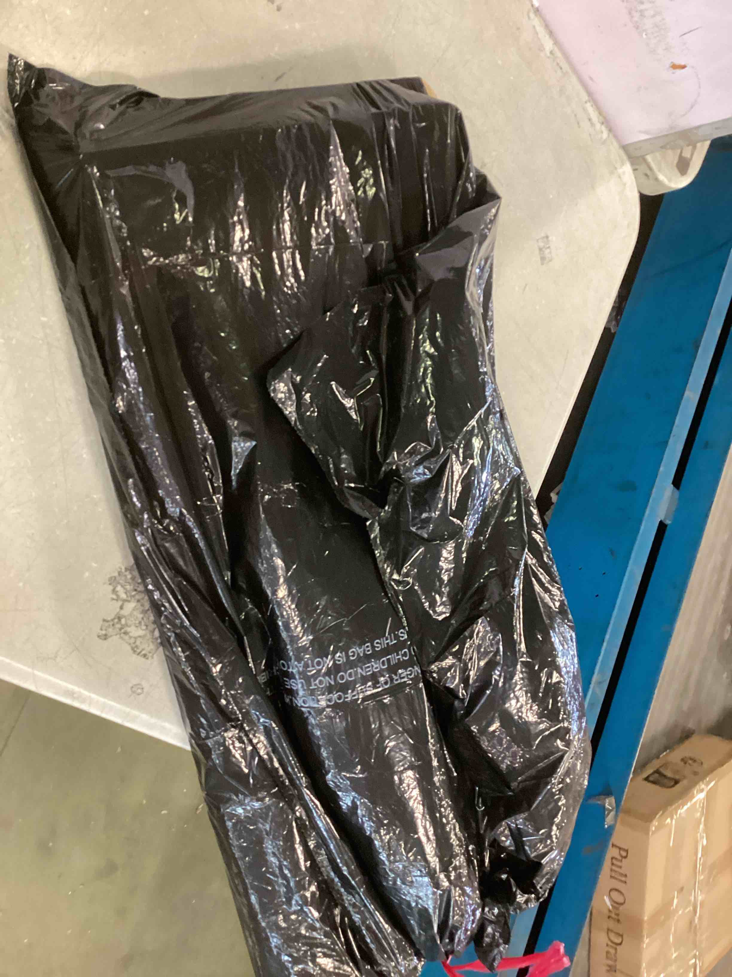 https://s3.amazonaws.com/lotting-images-prod/bidfta/RED6229809_1714403622108.jpeg