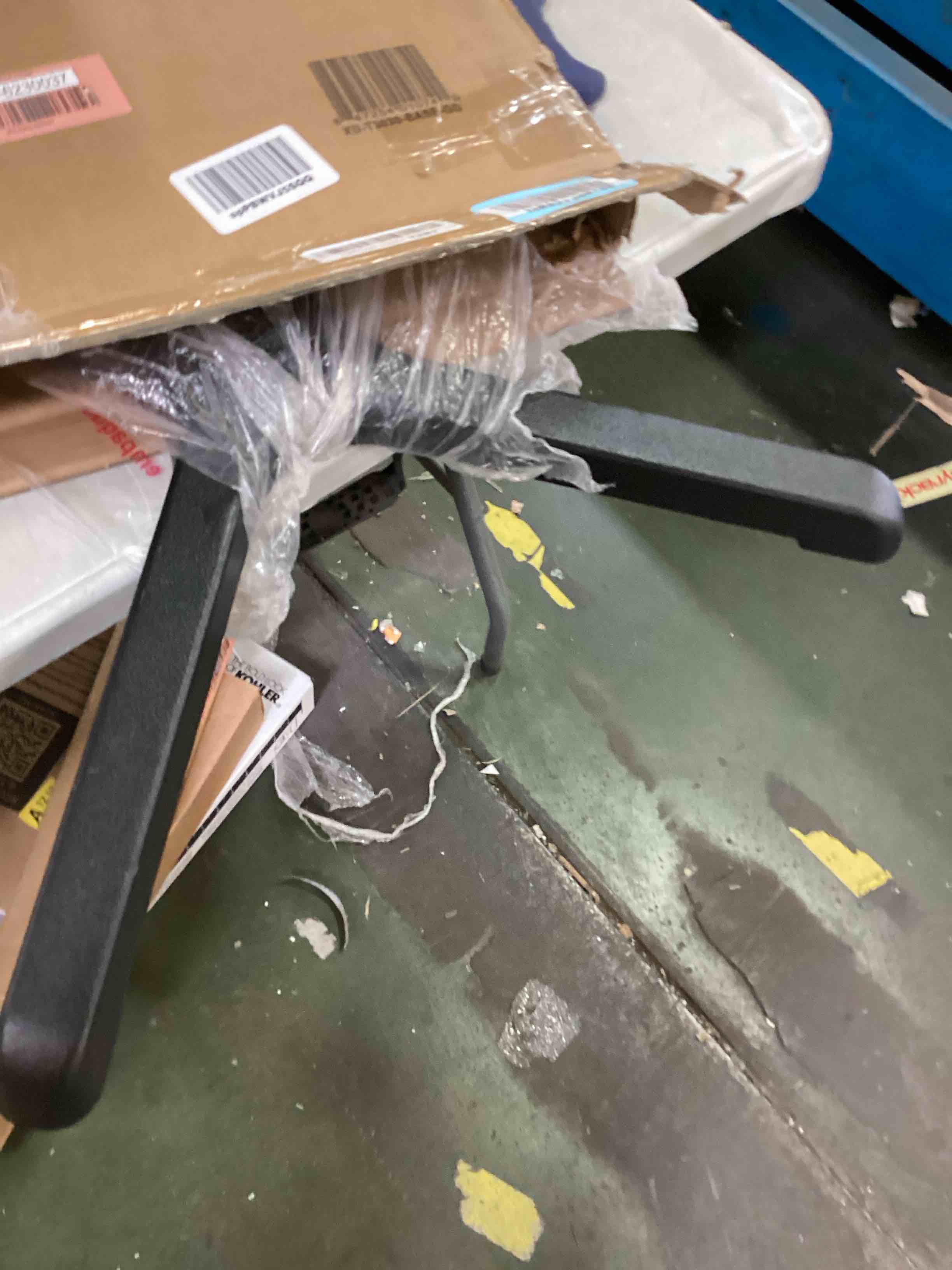 https://s3.amazonaws.com/lotting-images-prod/bidfta/RED6230037_1713889135580.jpeg