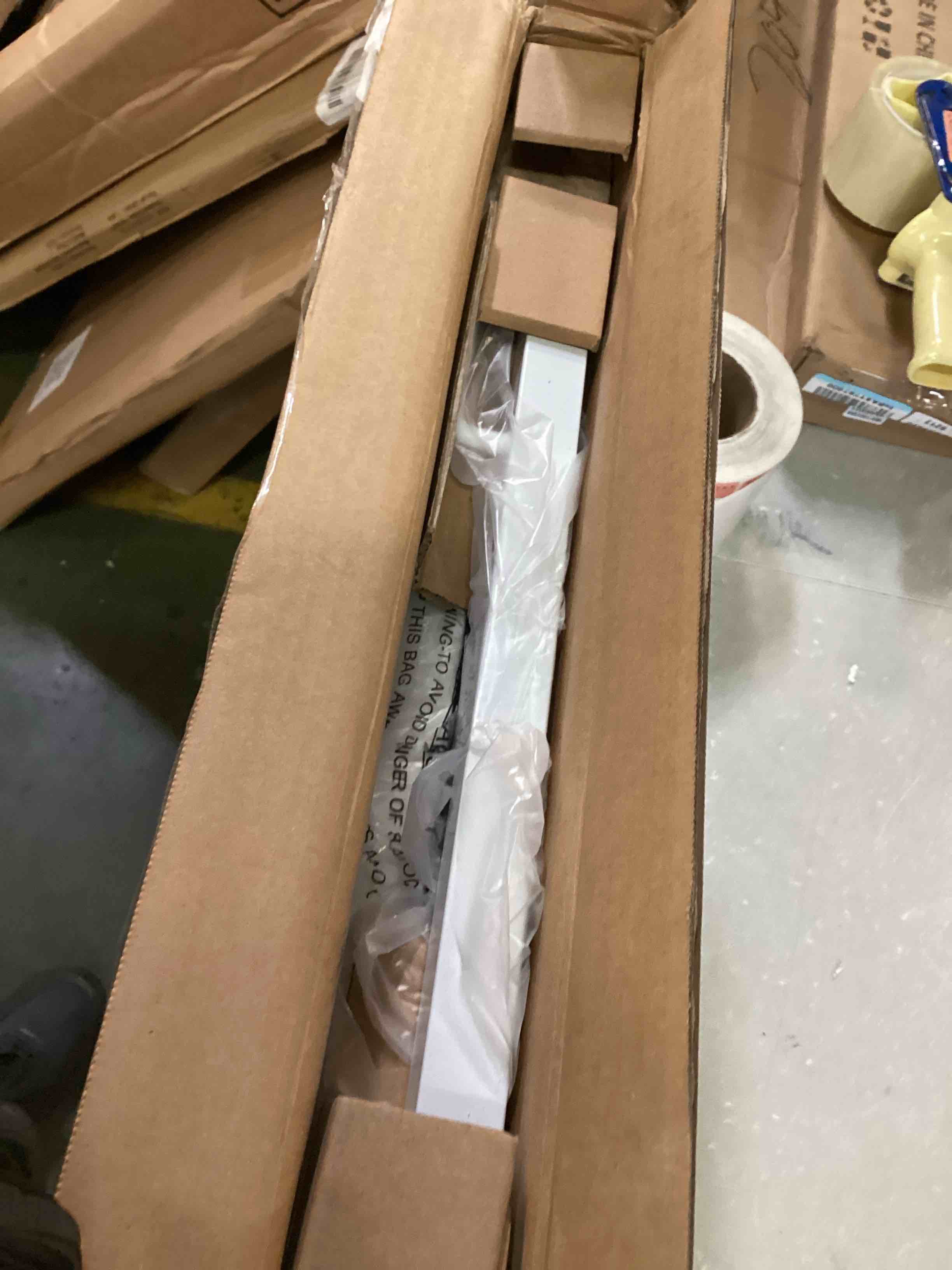 https://s3.amazonaws.com/lotting-images-prod/bidfta/RED6230060_1713893619535.jpeg