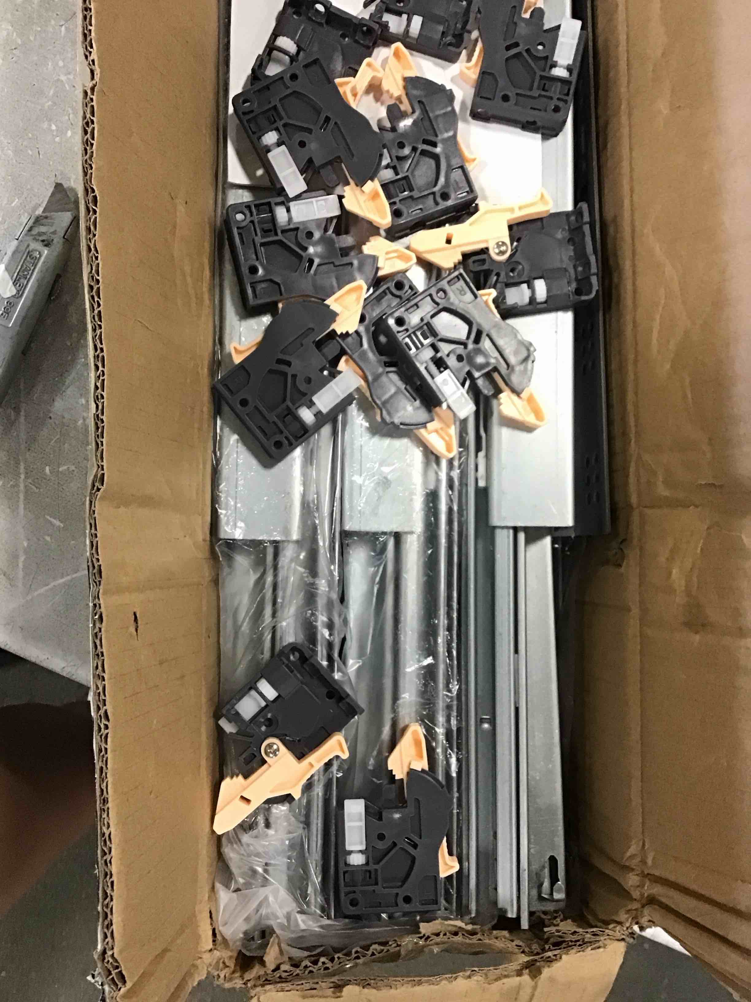 https://s3.amazonaws.com/lotting-images-prod/bidfta/RED6232702_1714671422738.jpeg