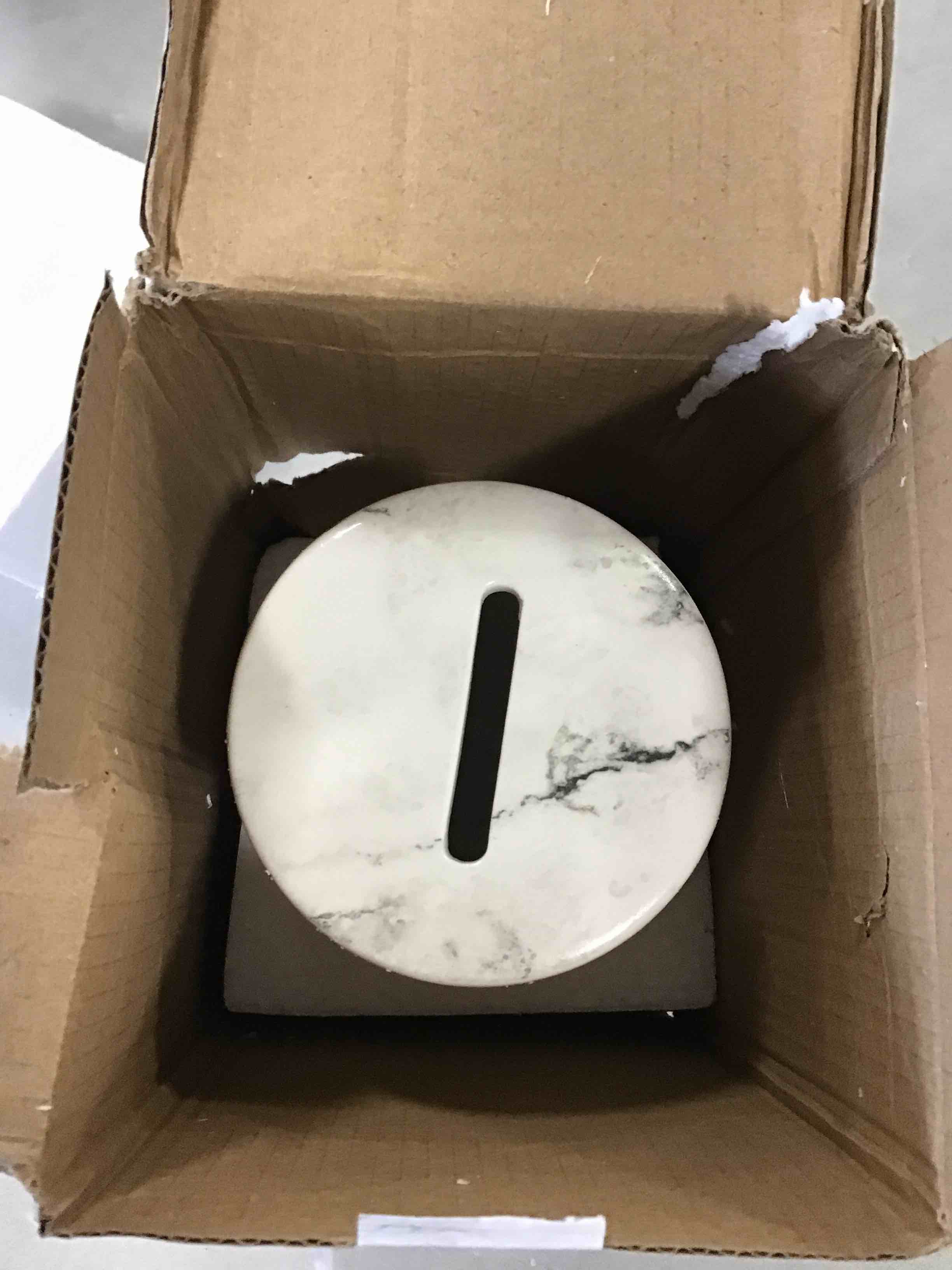 https://s3.amazonaws.com/lotting-images-prod/bidfta/RED6233868_1715266893718.jpeg